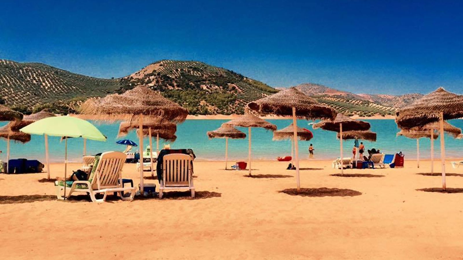 La Playa de Valdearenas no tiene olas por lo que es especialmente segura si vamos acompañados de niños