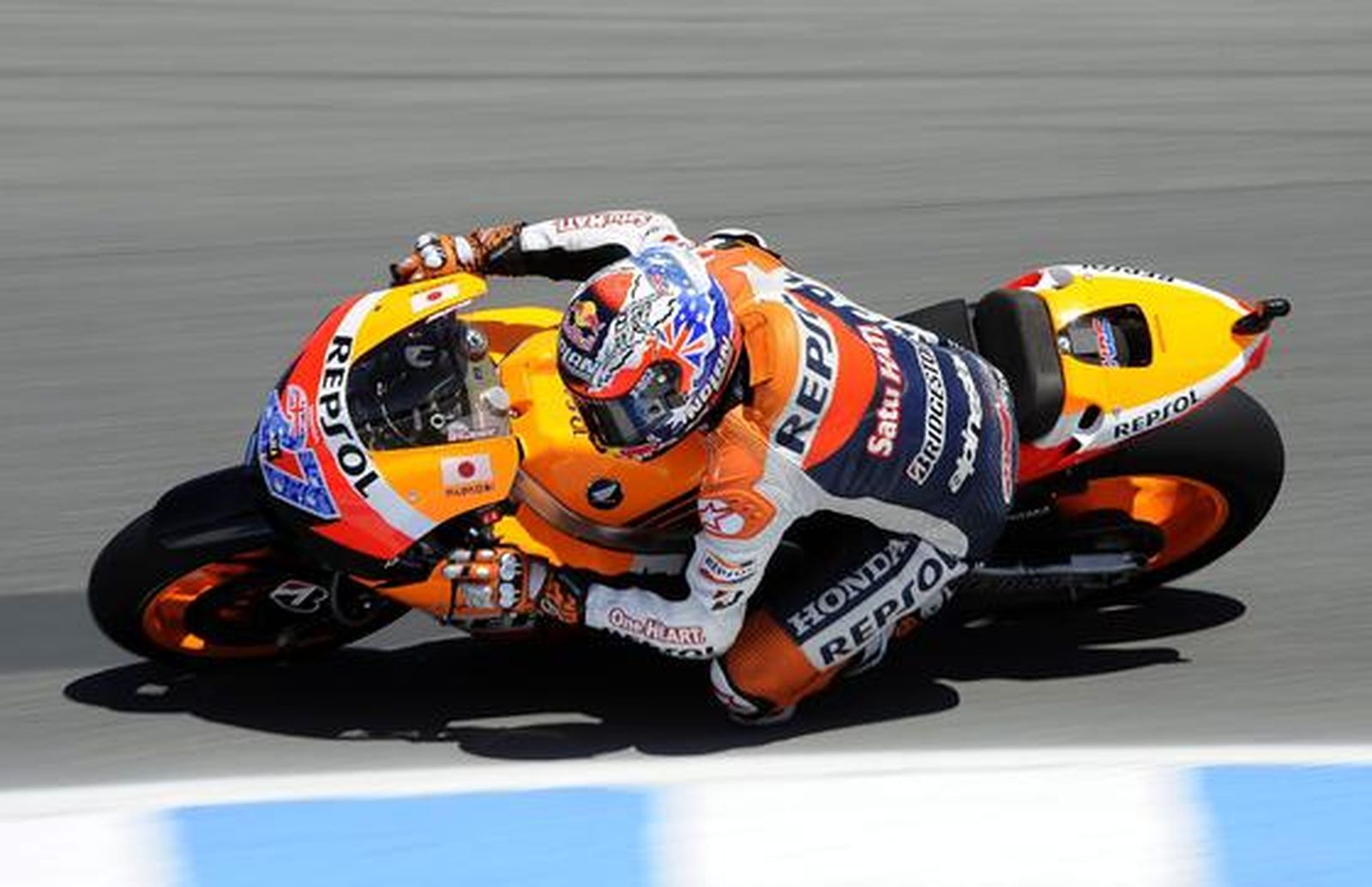 Stoner doblega a Lorenzo y aumenta su ventaja en el mundial

Foto: EFE