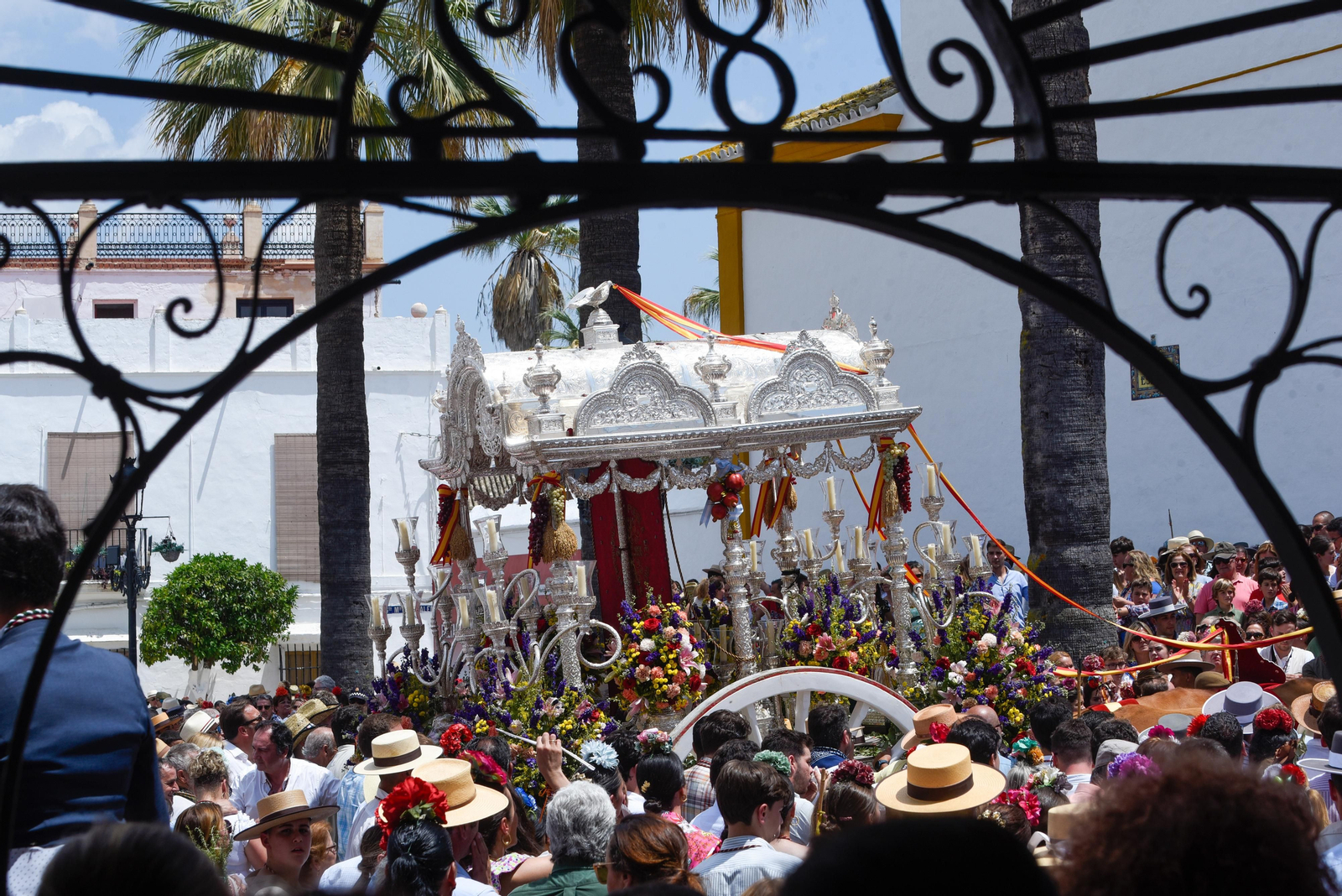 El paso de las Hermandades de Coria y La Puebla del Río por Villamanrique, en imágenes