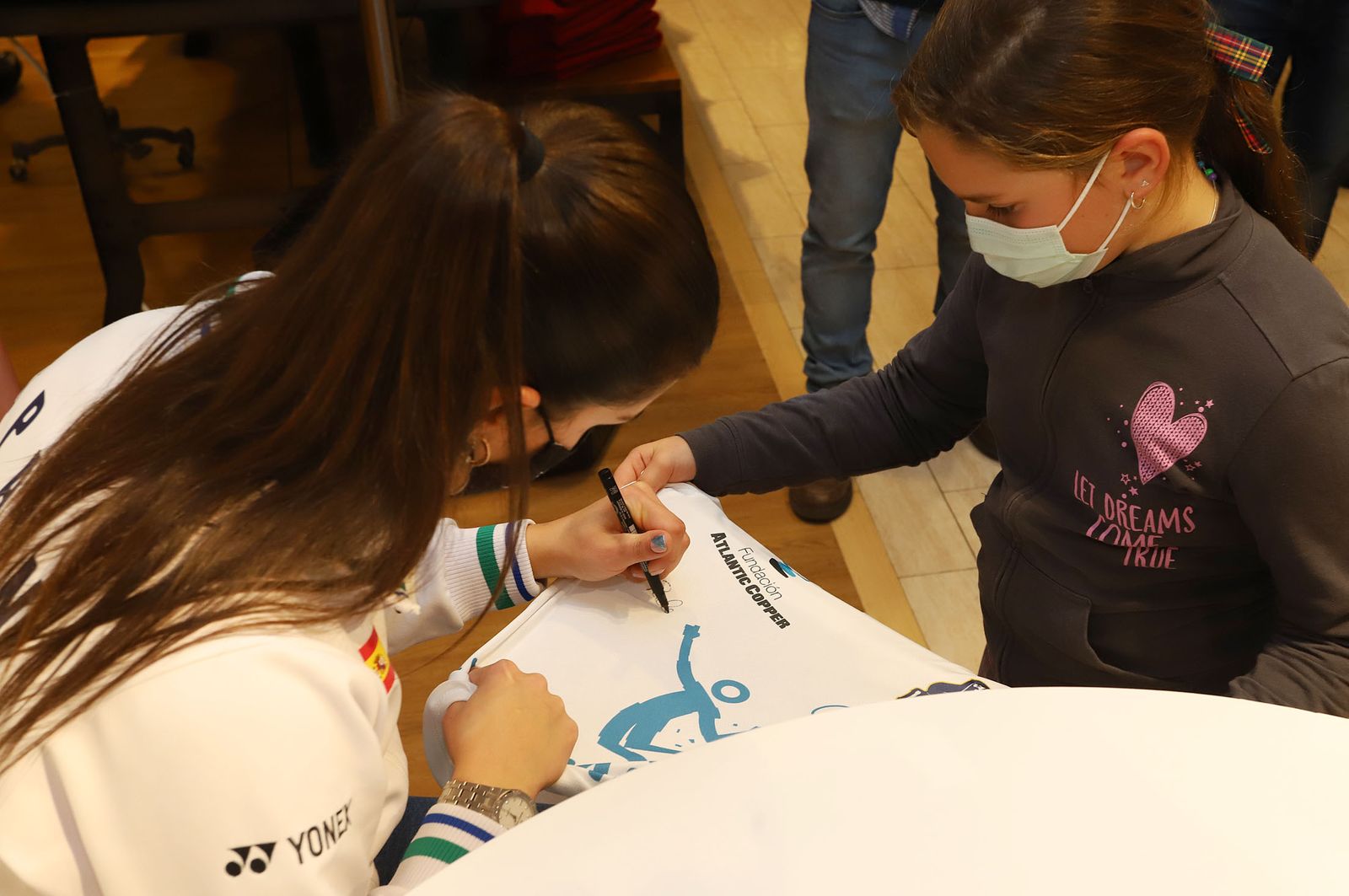 Huelva 2021: Carolina Marín firma autógrafos en el Corte Inglés de Huelva durante el Mundial de Bádminton