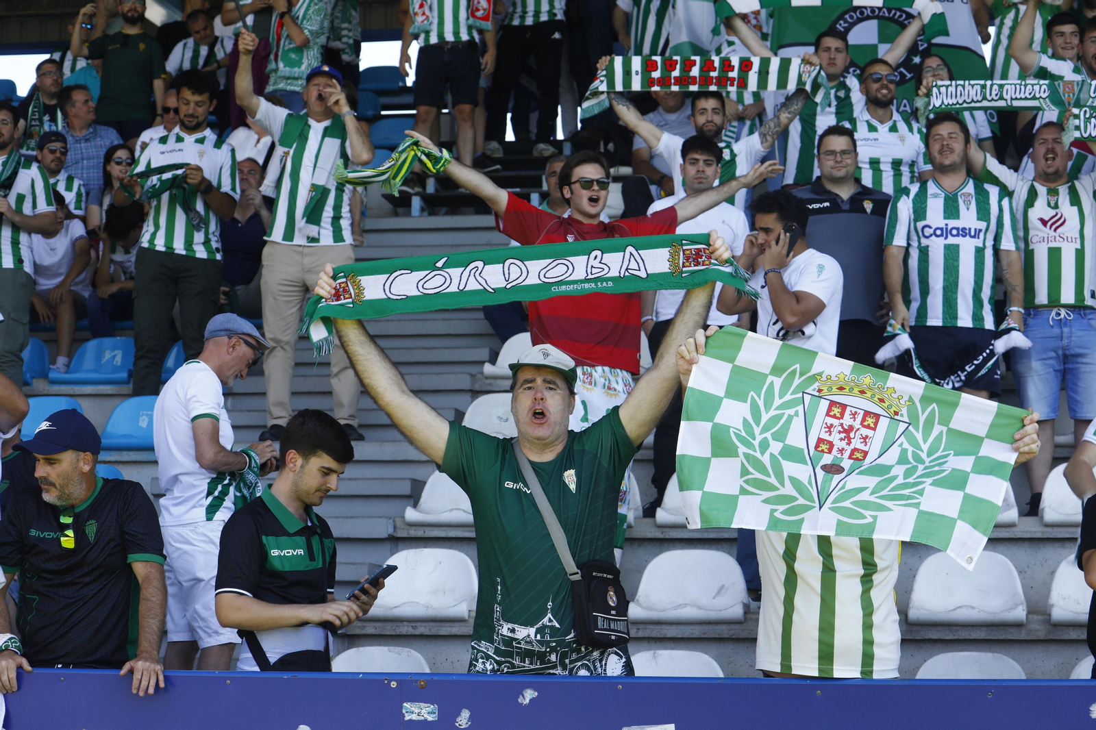 Las mejores fotos de la afición del Córdoba CF en el partido ante la Ponferradina en El Toralín Las mejores fotos de la afición del Córdoba CF en el partido ante la Ponferradina en El Toralín