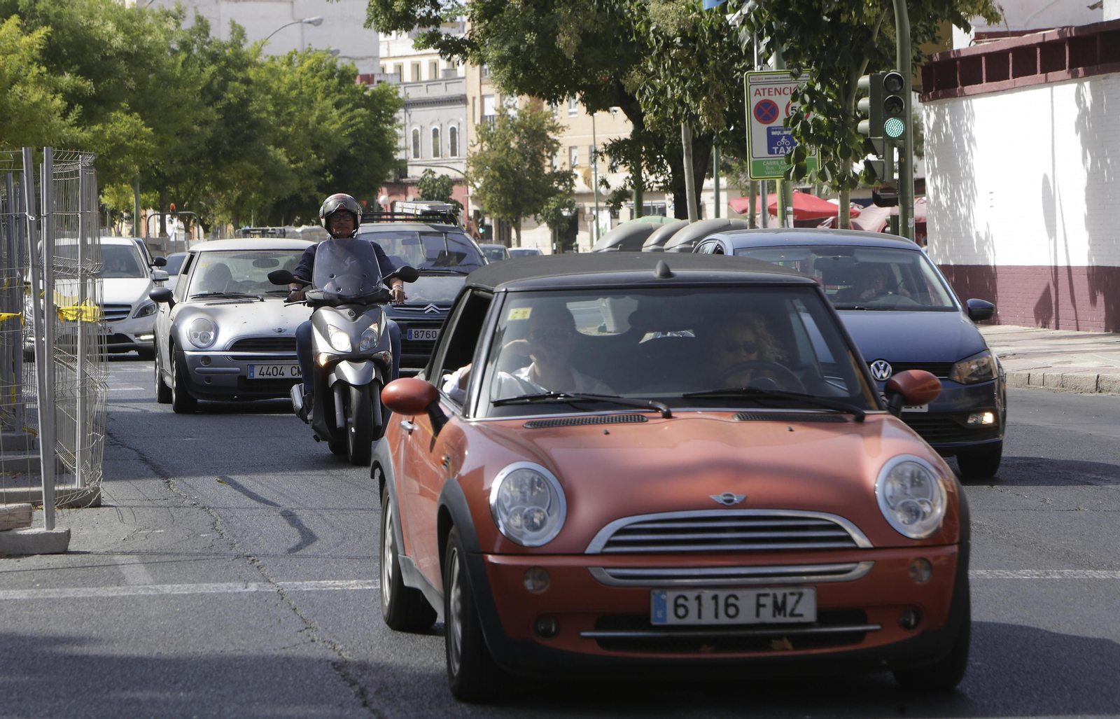 Vehículos por una avenida de Sevilla.
