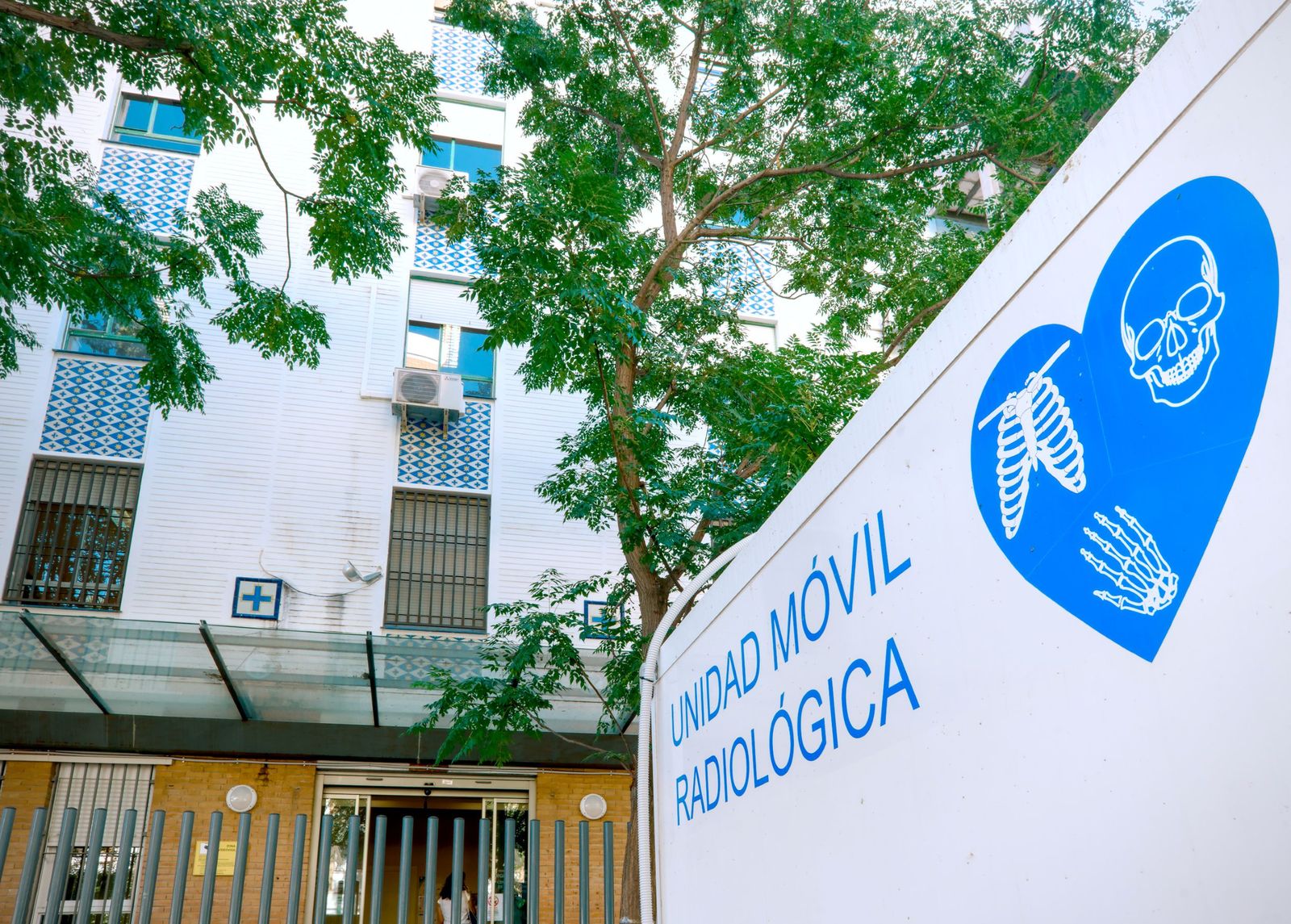 Unidad móvil de radiología en el Centro de Especialidades Doctor Fleming