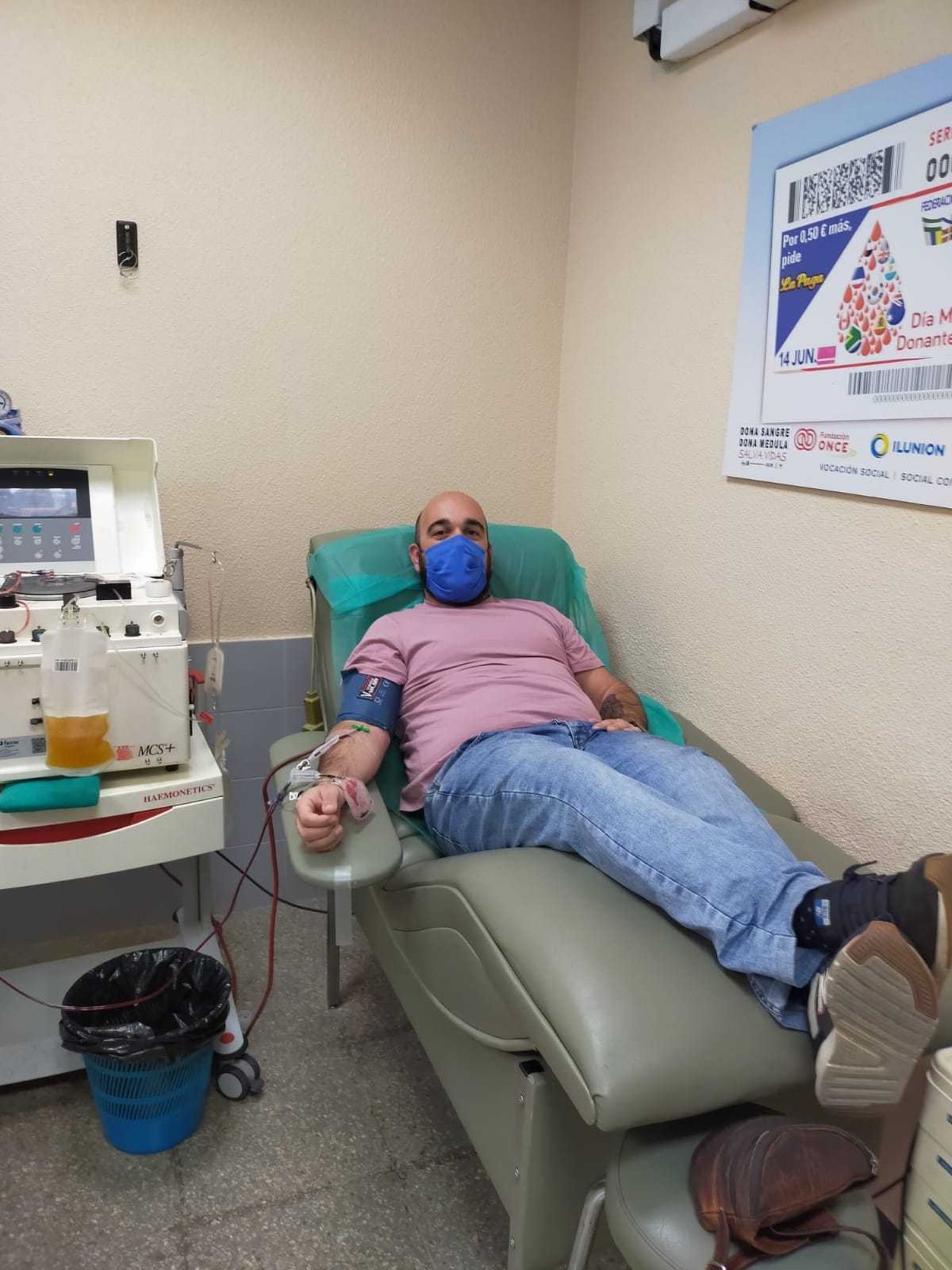 Agustín de la Paz durante su donación de plasma.