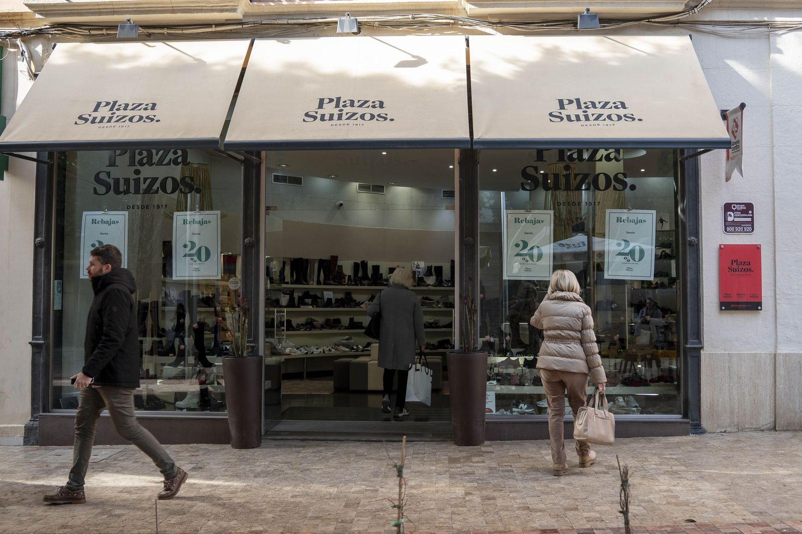 Plaza Suizos, en pleno Paseo de Almería, afronta la campaña invernal de rebajas.