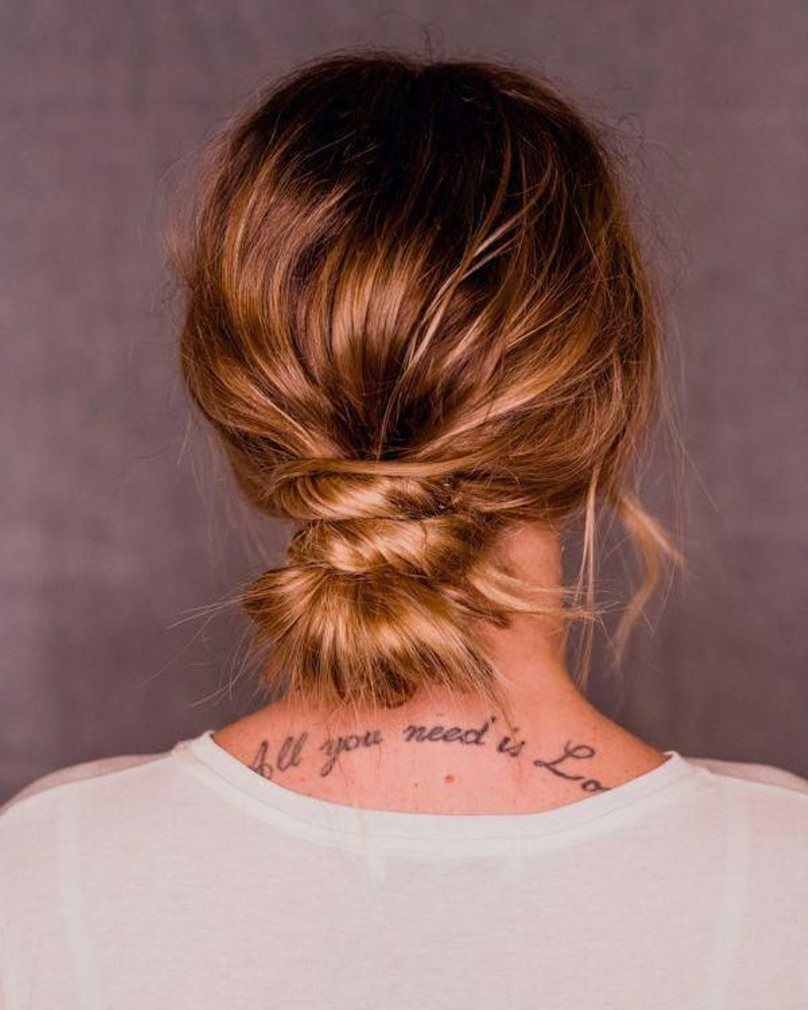 Recogido bajo con un long bob.