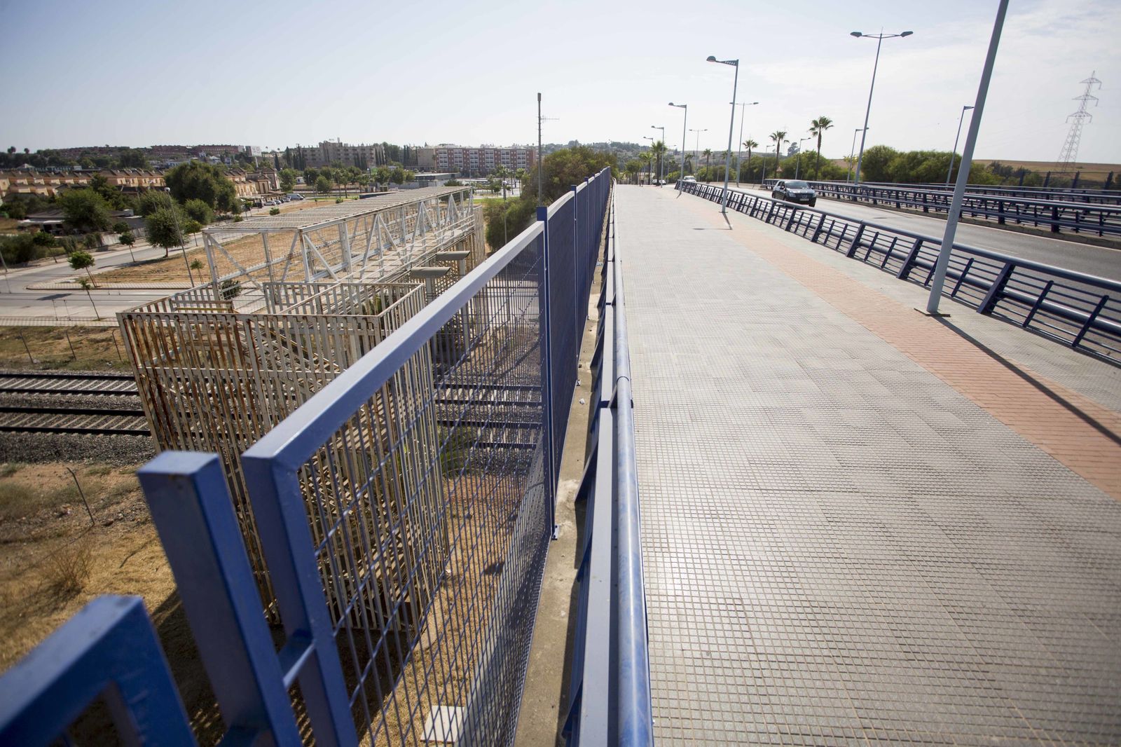 El puente sobre las vías del tren junto al que se construirá el nuevo paso de la plataforma.