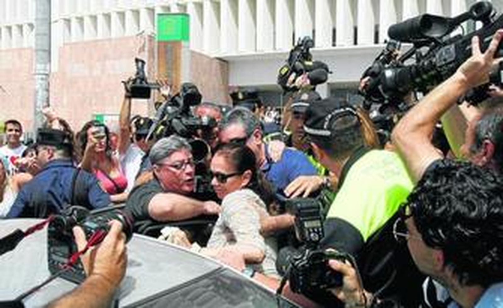 1. Un error al tomar el camino de salida obligó a Isabel Pantoja a abrirse paso entre un barullo de fotógrafos y seguidores. 2. Julián Muñoz llegó poco después de las 7:30, dos horas antes