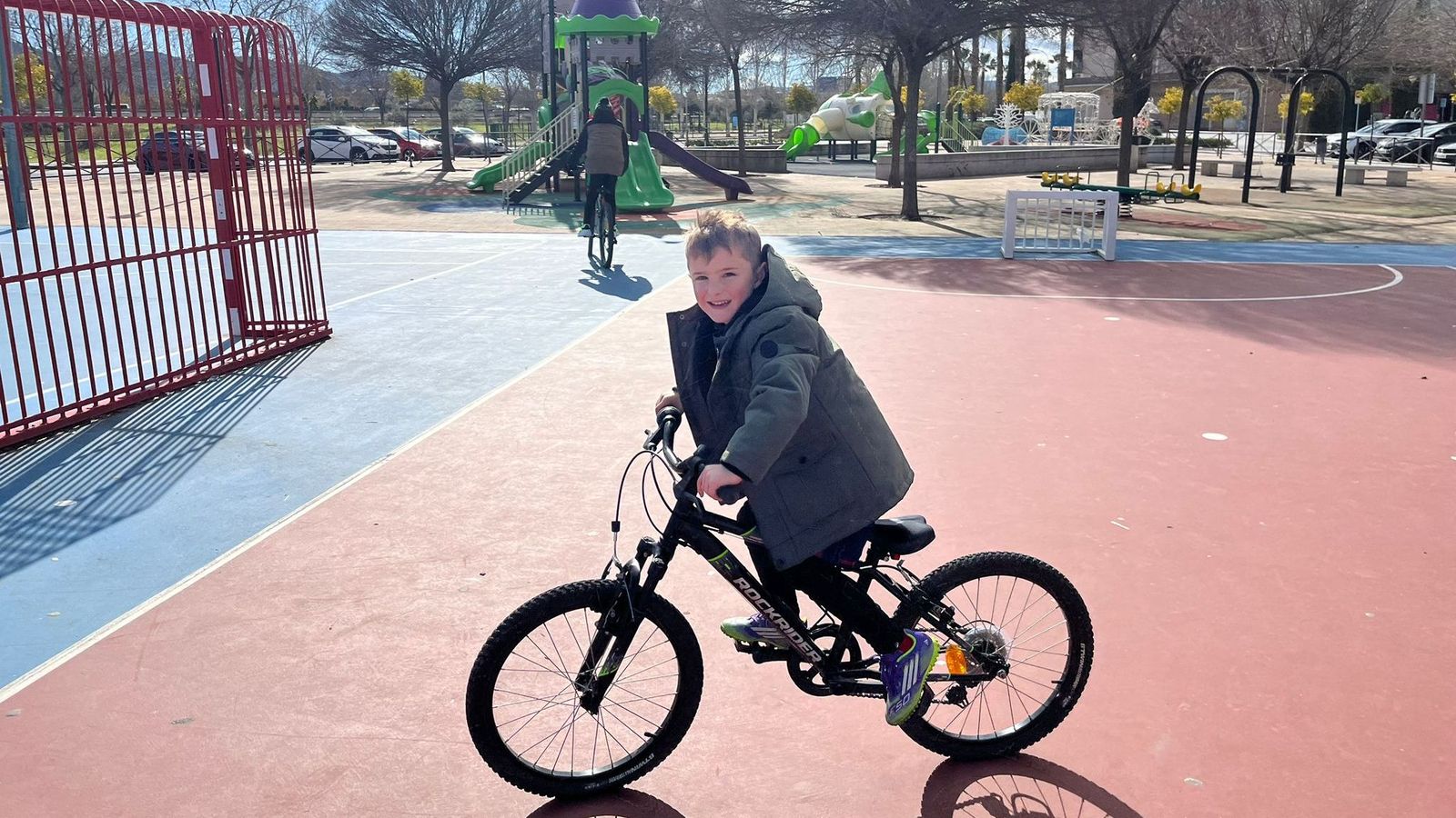 Los hermanos Antonio y Manuel disfrutan de sus nuevas bicicletas