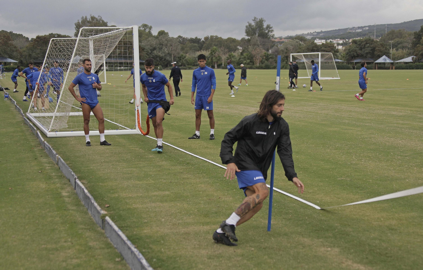 Antoñito sortea una pica ante la mirada de Pito Camacho, Mikel Fernández y Masllorens