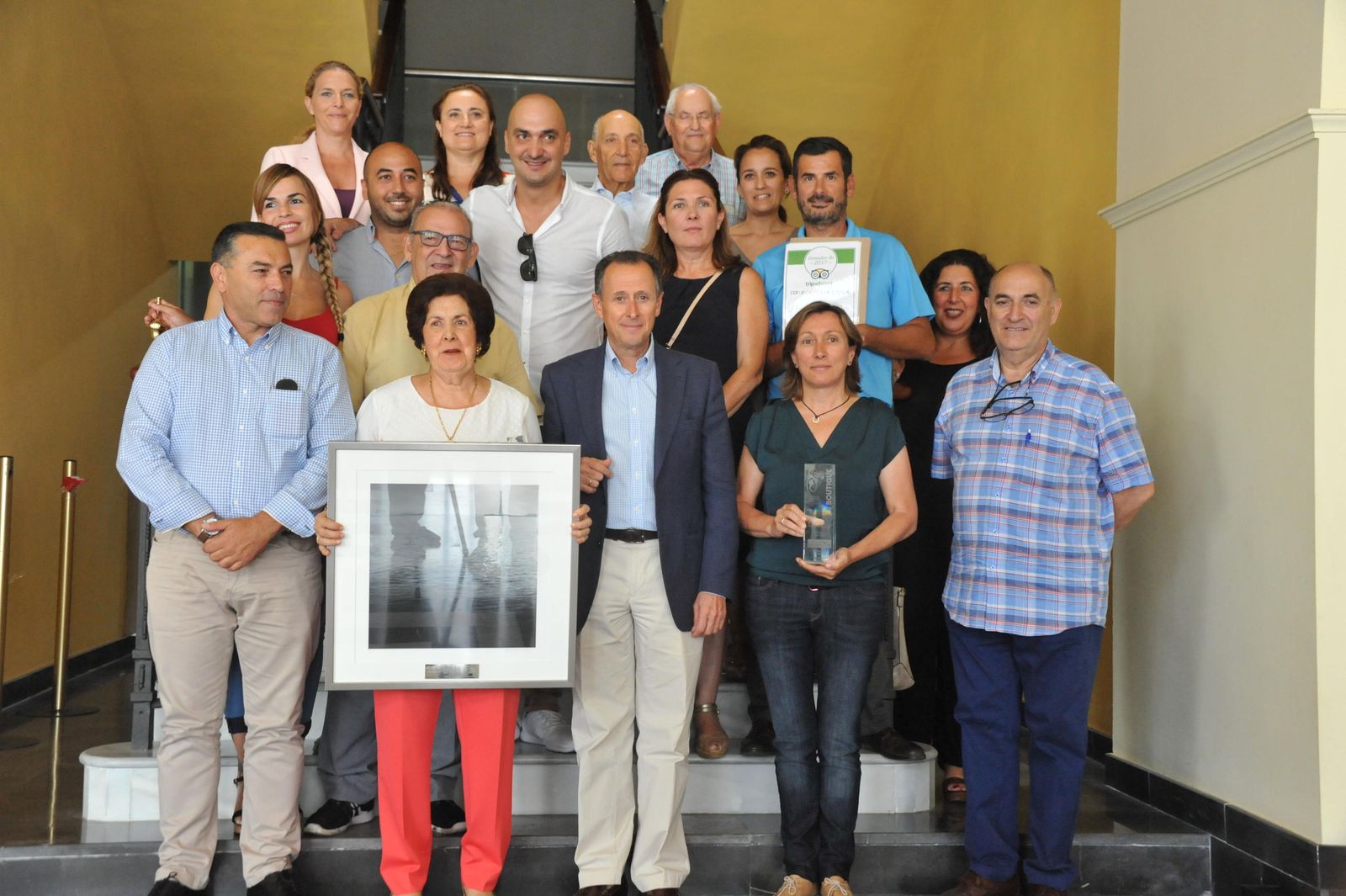 Foto de grupo del alcalde con los representantes de empresas y asociaciones chiclaneras, ayer en el atrio del Ayuntamiento.