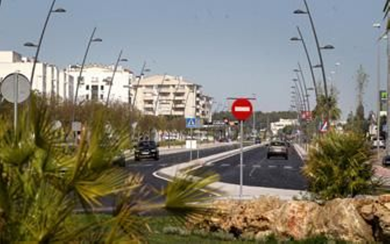 Aspecto que mostraba el pasado sábado el tramo de la avenida Reina Sofía entre Hipercor y el cruce de Morabita./Miguel Ángel González