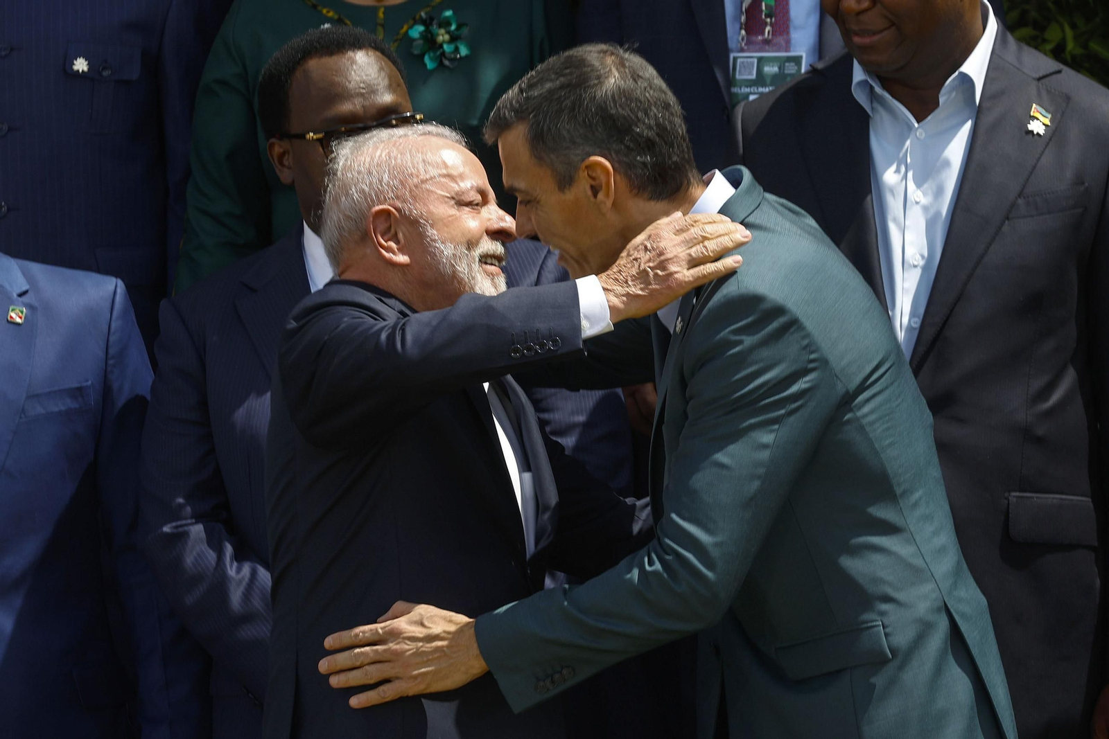 Lula de Silva, presidente de Brasil, abraza a Pedro Sánchez en la Cumbre del Clima de Belem. Lula de Silva, presidente de Brasil, abraza a Pedro Sánchez en la Cumbre del Clima de Belem.