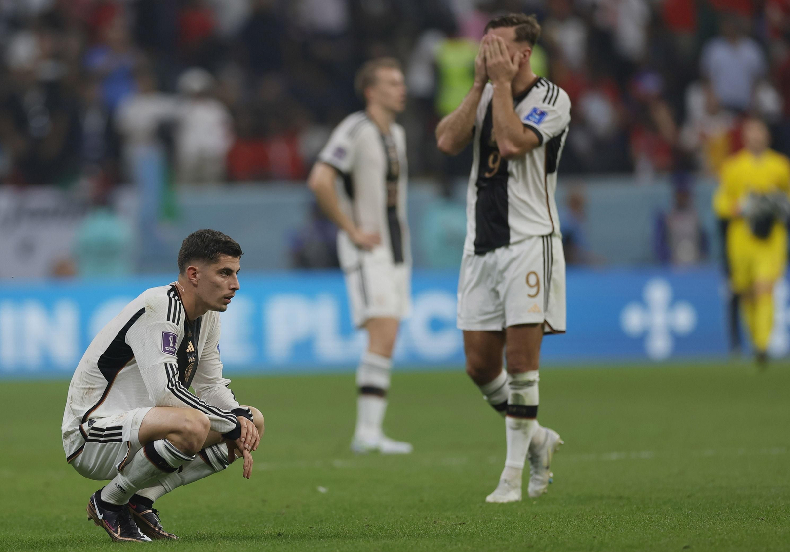 Kai Havertz y Niclas Fuellkrug, éste al fondo, tras la finalización del encuentro ante Costa Rica.