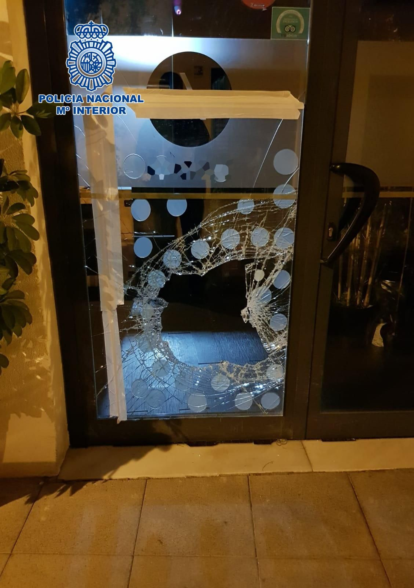 El detenido fracturó el cristal para entrar en el restaurante. El detenido fracturó el cristal para entrar en el restaurante.