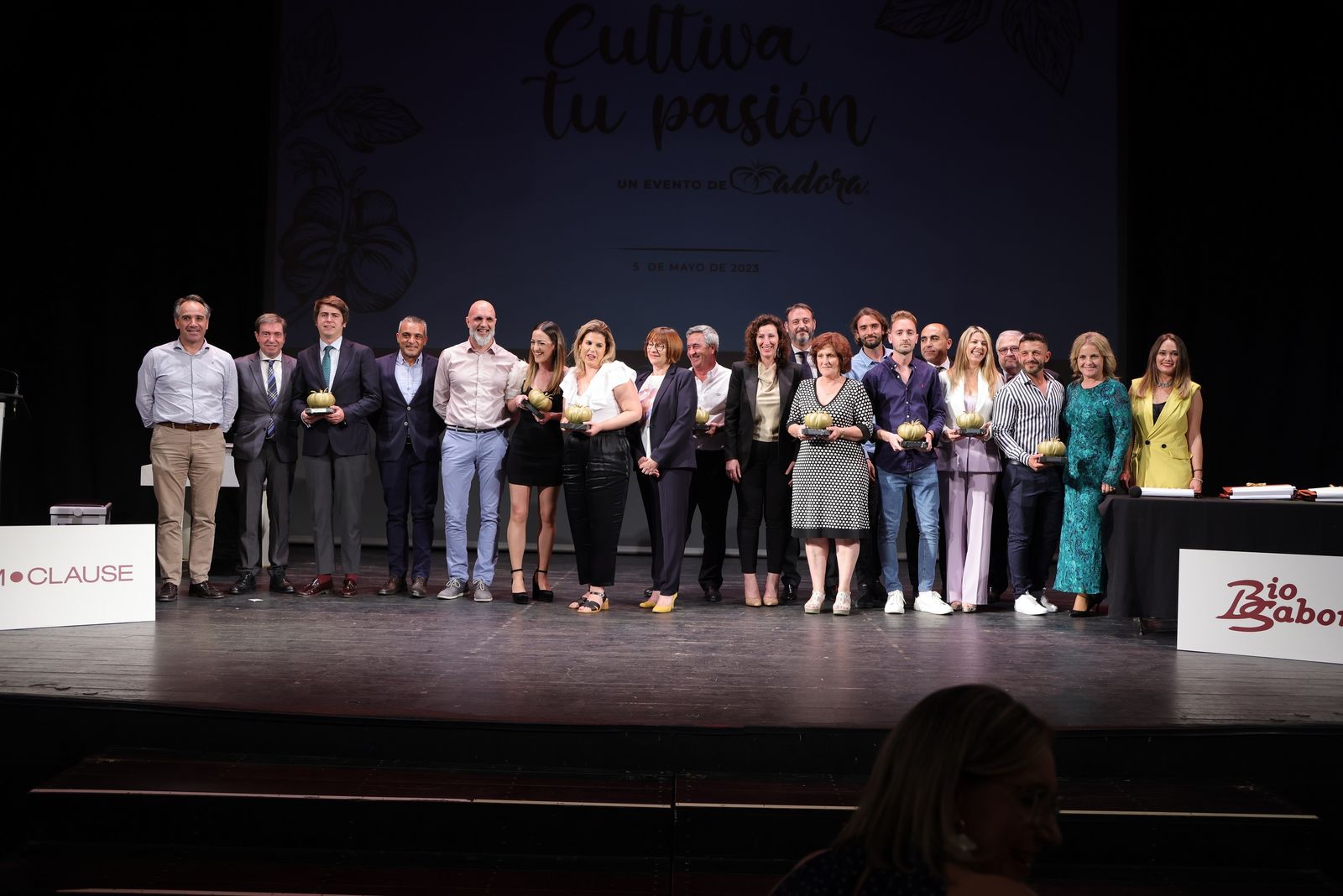 Imagen con todas las personas reconocidas o galardonadas en la gala.