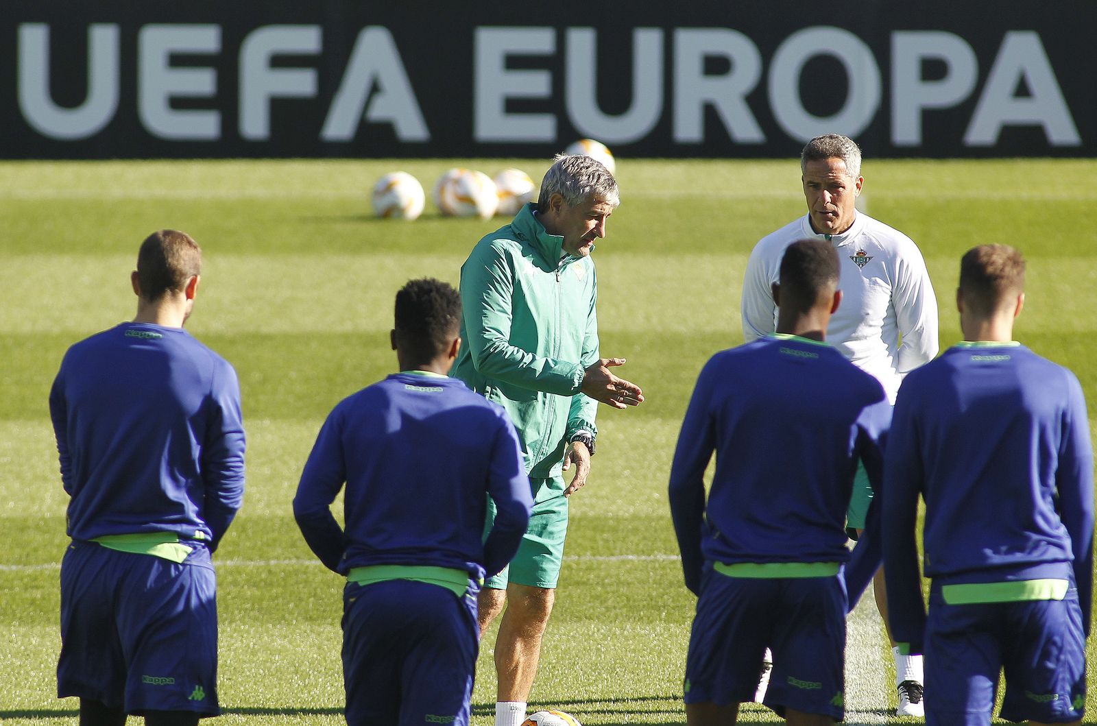 Quique Setién, en el centro, durante el entrenamiento de ayer.