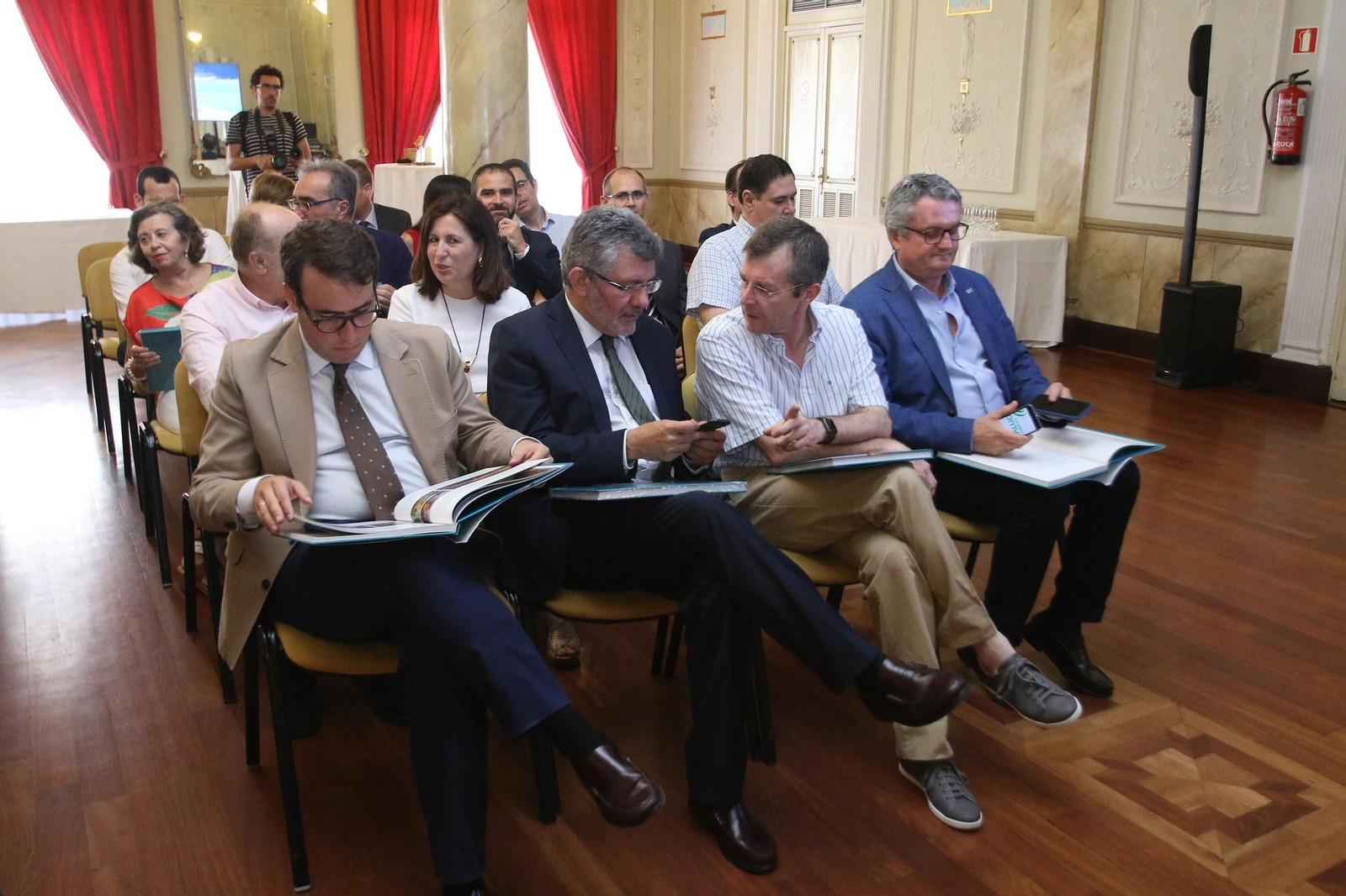Fotogalería libro 'Uniendo dos contienentes', de Medgaz
