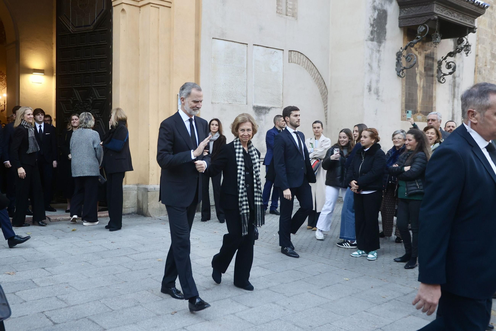 Las fotos del rey Felipe VI, la reina Sofía y las infantas Elena y Cristina en el funeral de Fernando de Borbón y Medina en Sevilla