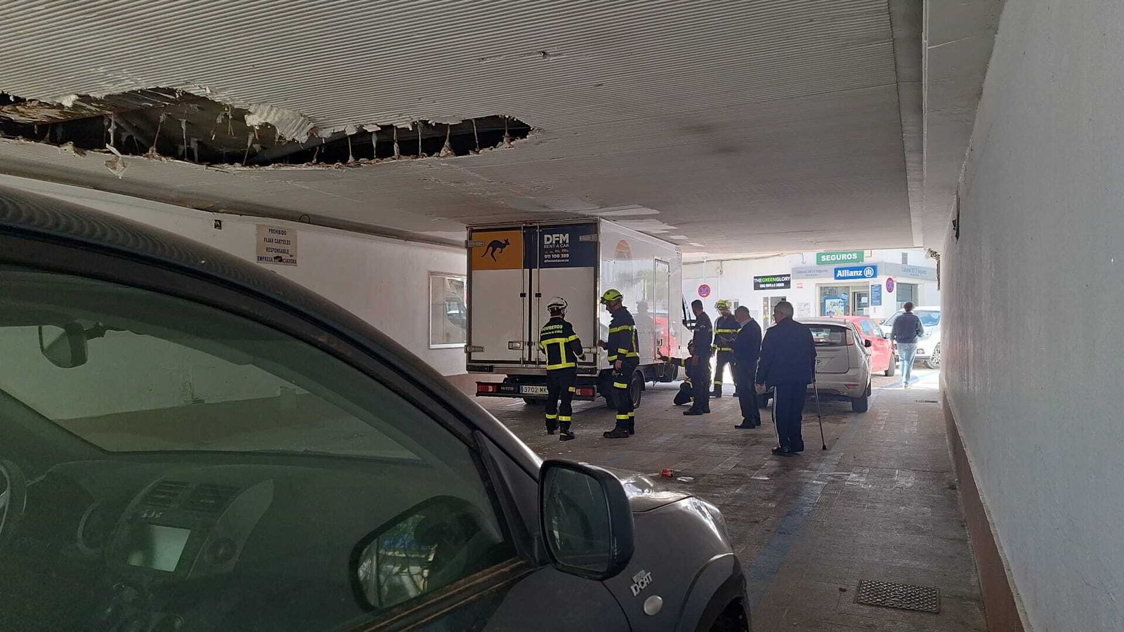 Bomberos inspeccionando el pasaje Ignacio de Loyola tras el accidente