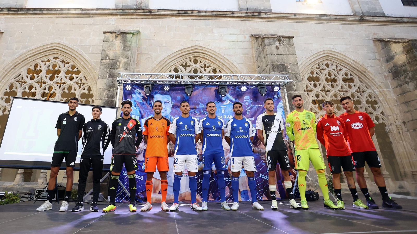 Imágenes de la presentación de las camisetas del Xerez CD
