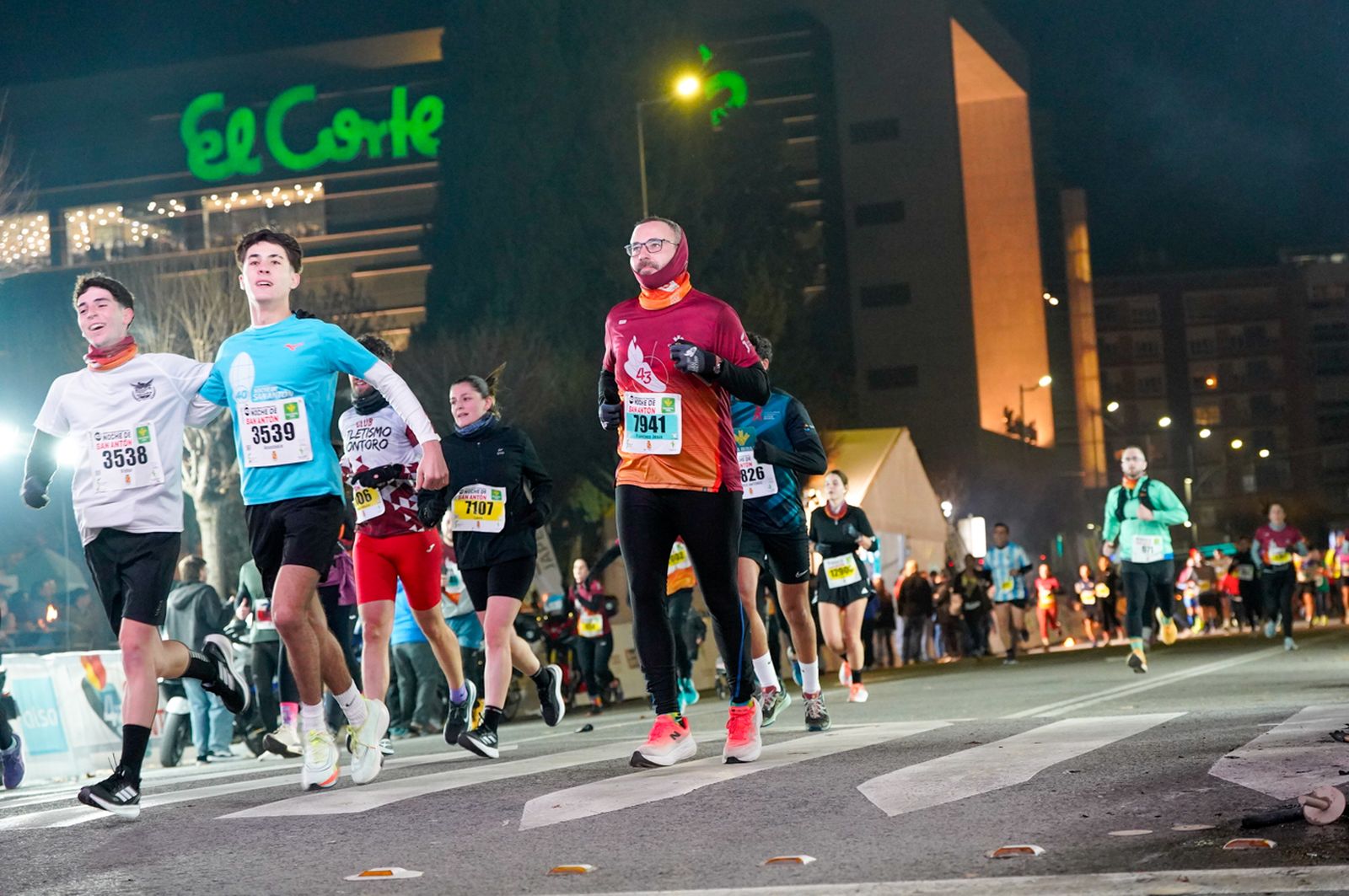 En imágenes: búscate en tu llegada a meta de la Carrera de San Antón 2026 (15)