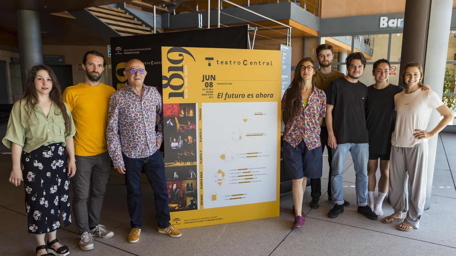 Varios de los artistas participantes junto a Manuel Llanes.