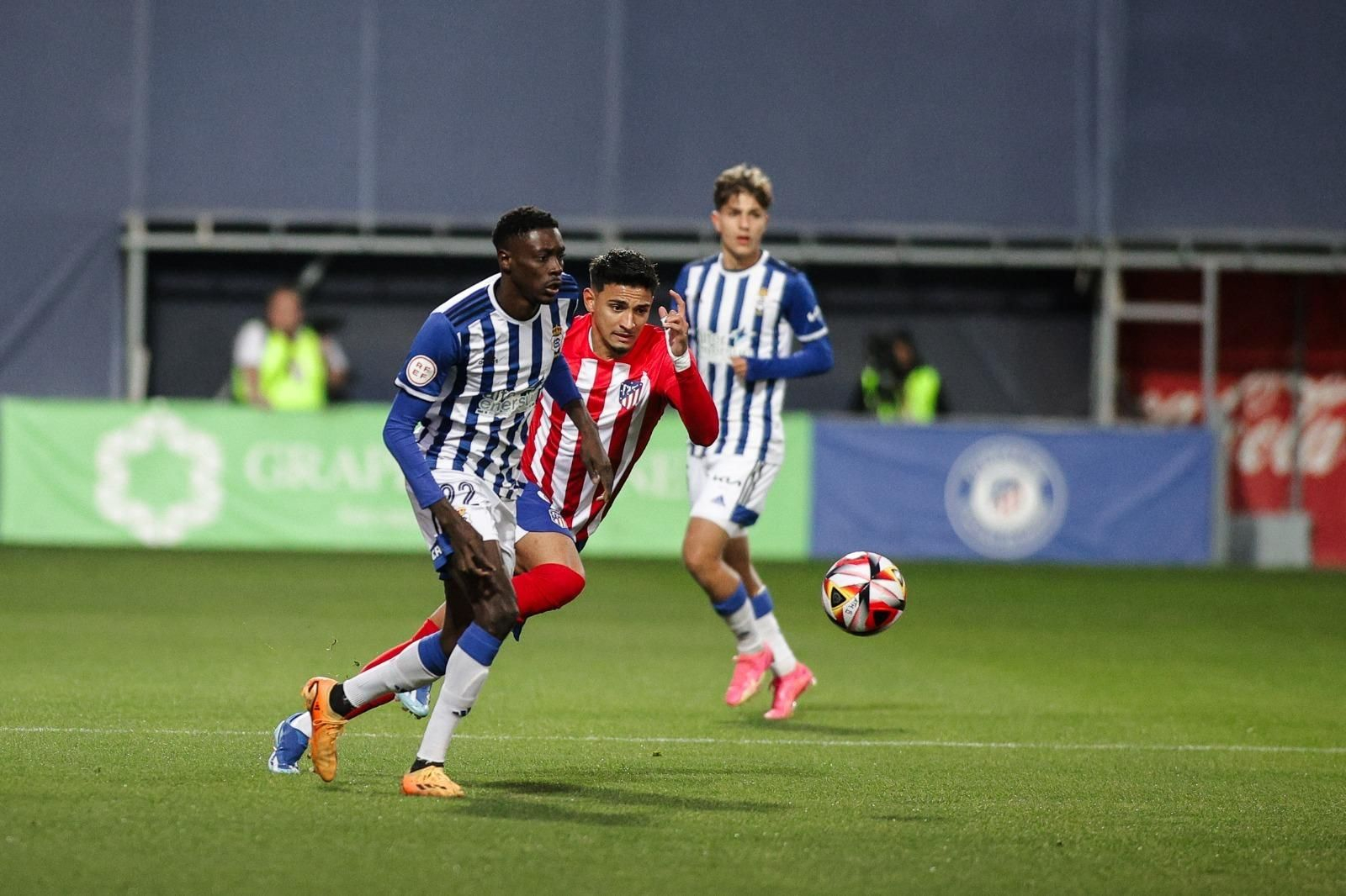 Rahim conduce el balón ante El Jebari