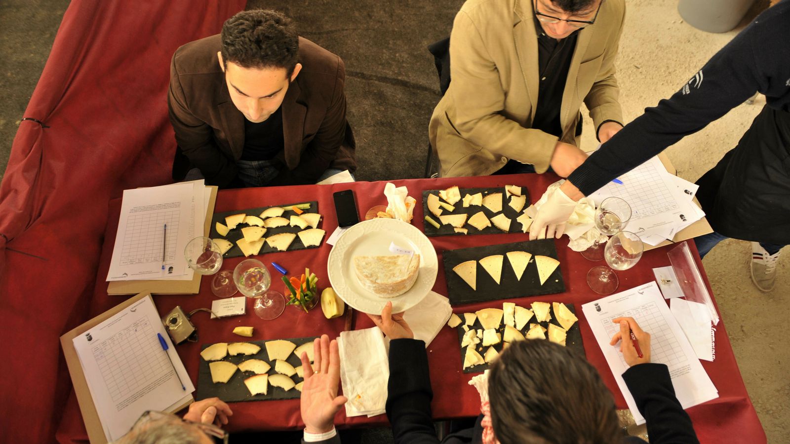 Un jurado valorará los quesos que participan en el concurso de la feria de Santiponce.