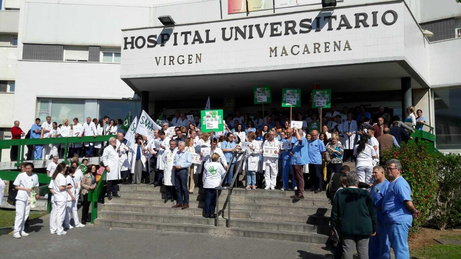 Concentración de repulsa tras la última agresión en las Urgencias del Macarena.