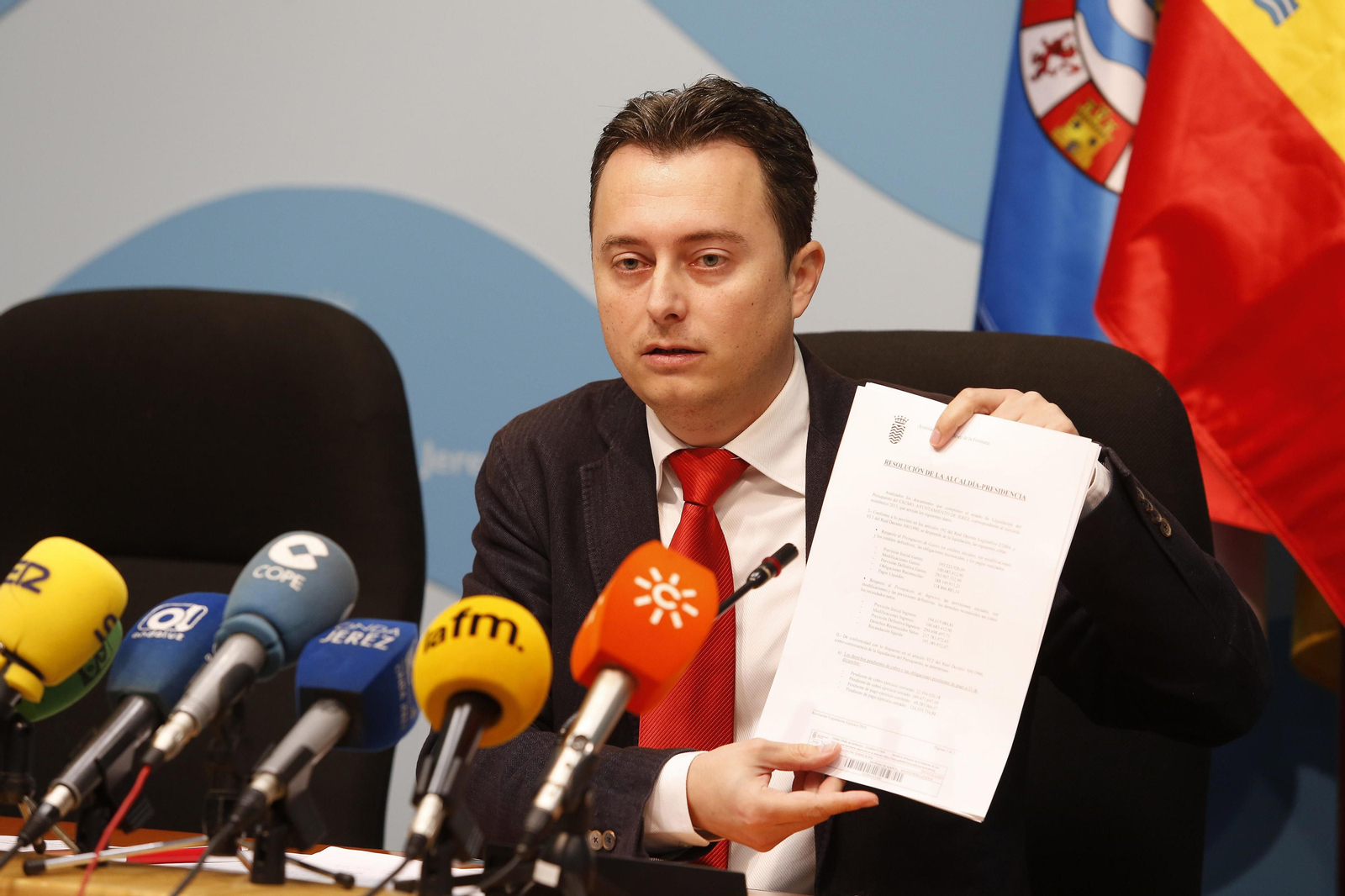 Santiago Galván muestra unos documentos en una rueda de prensa.