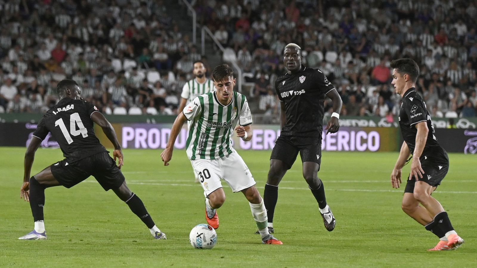 Requena conduce el balón entre Baba, Lopy y Arribas en el Córdoba CF - Almería de la primera vuelta.