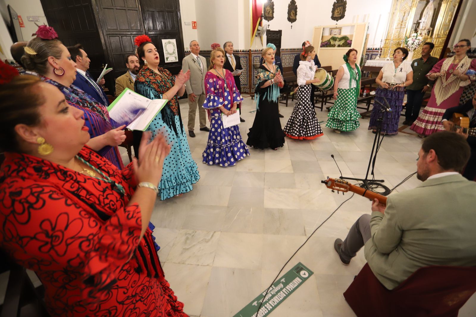 Imágenes de la misa de Pentecostés atípica y a puerta cerrada por el coronavirus, en la parroquia de la Asunción de Almonte