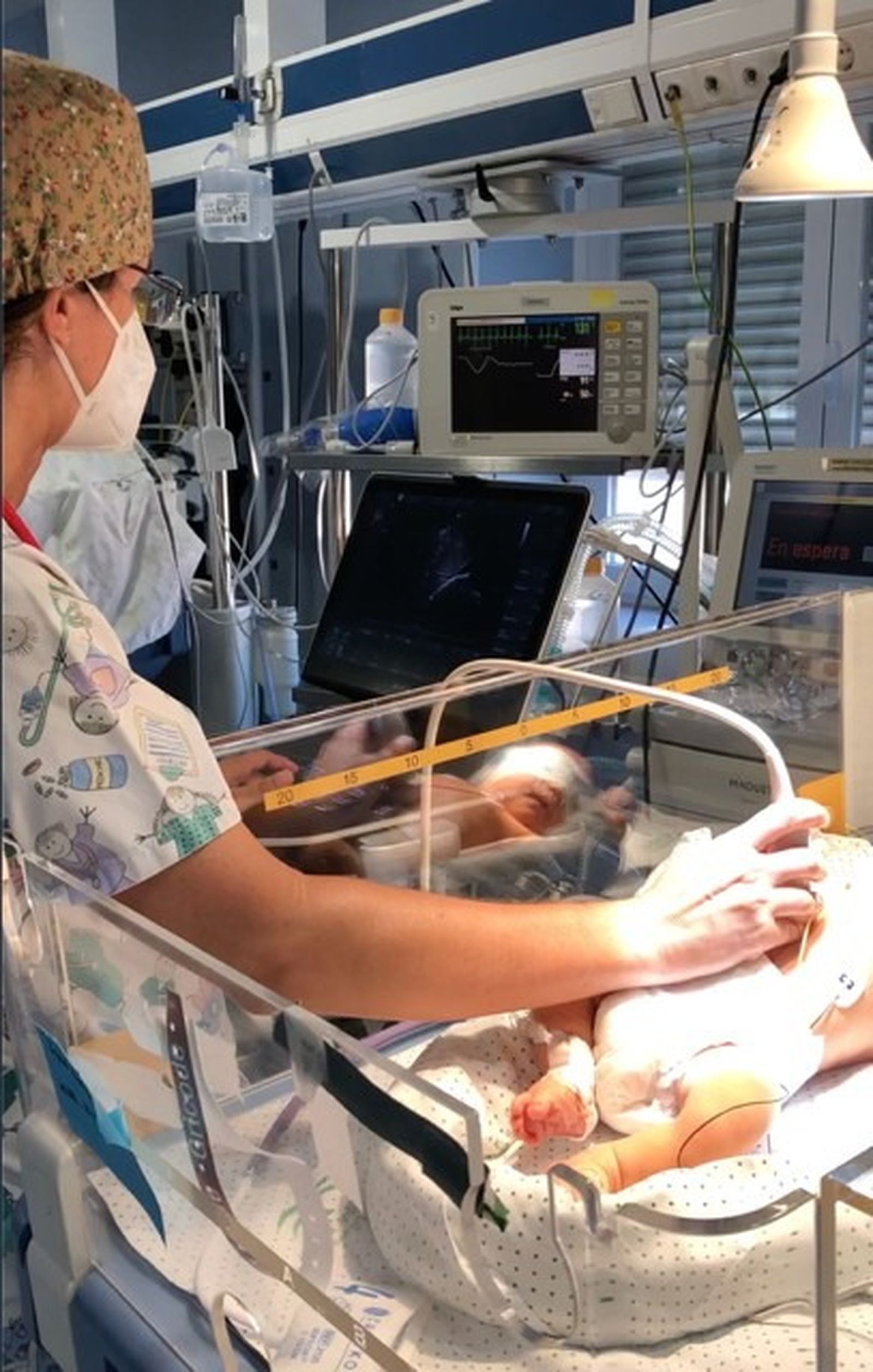 Personal sanitario atiende a un bebé prematuro.