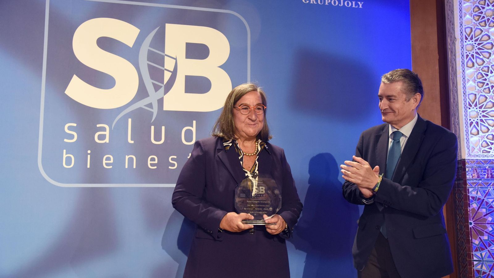 La investigadora María José Sánchez junto al consejero de Sanidad.