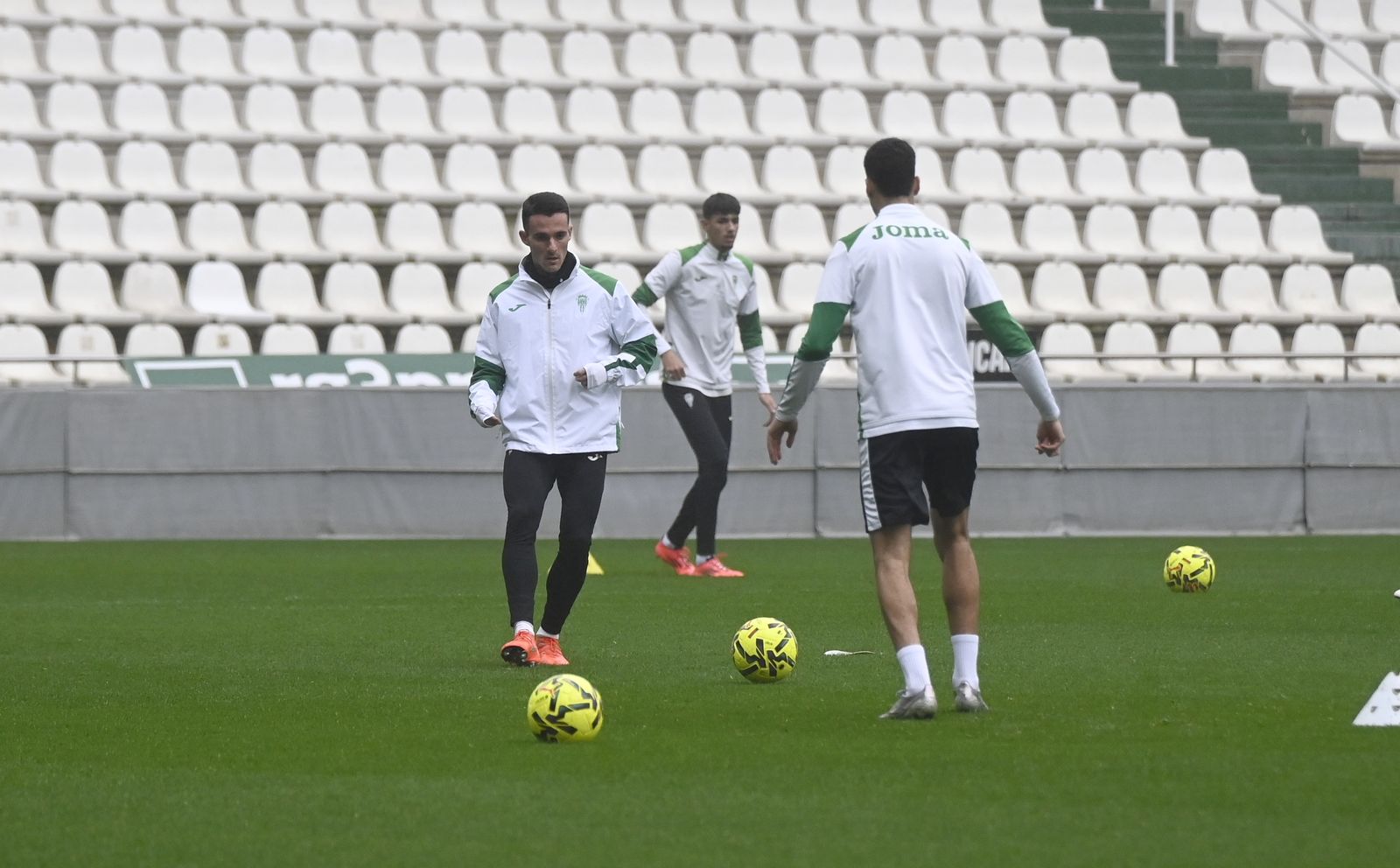 Diego Bri golpea el balón durante un entrenamiento en El Arcángel.