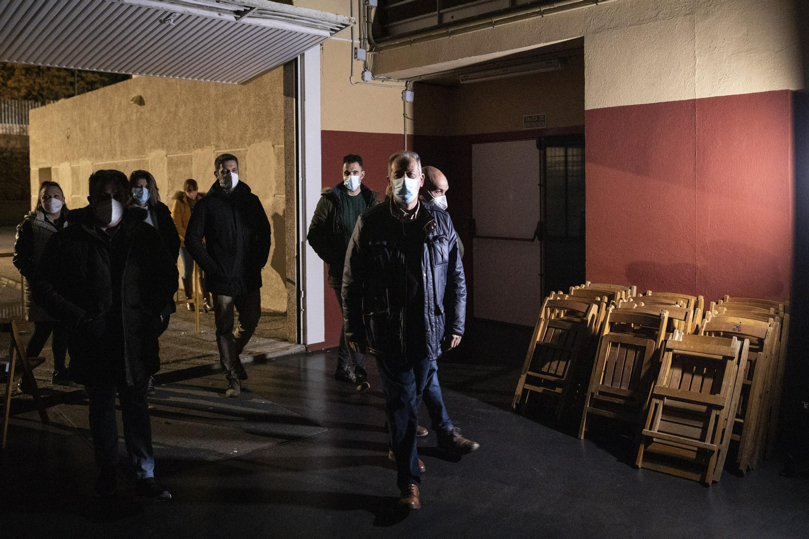 El alcalde de Pinos Puente se encierra contra los cortes de luz, en imágenes