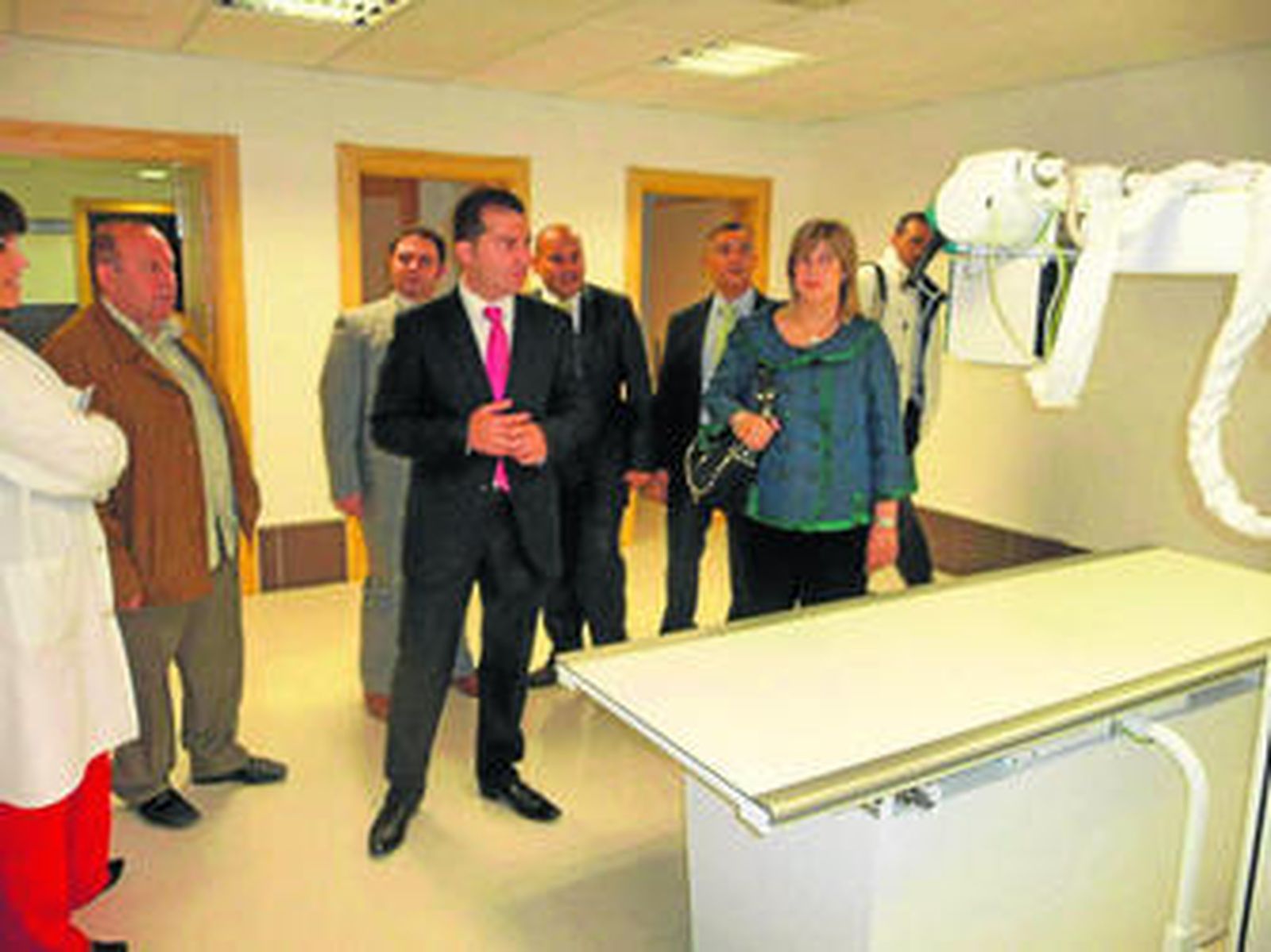 El alcalde, Noel López, visitó varias dependencias del centro, como la sala de radiología.
