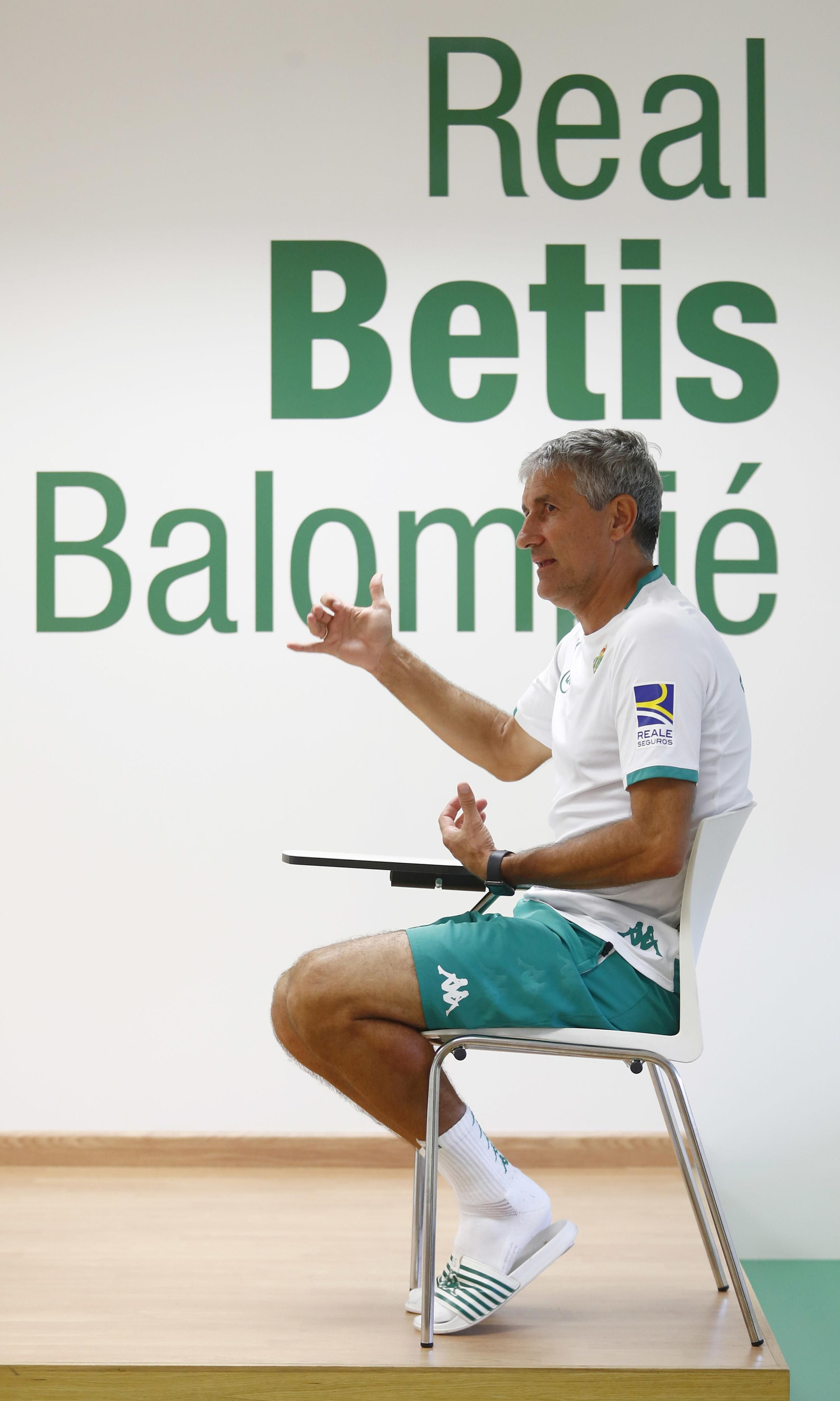 Quique Setién responde a las preguntas durante la entrevista.