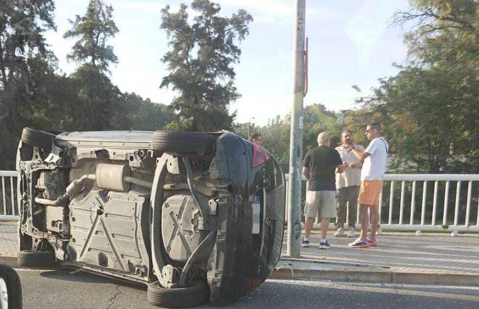 Herido leve un conductor al volcar su coche en el puente de las Delicias