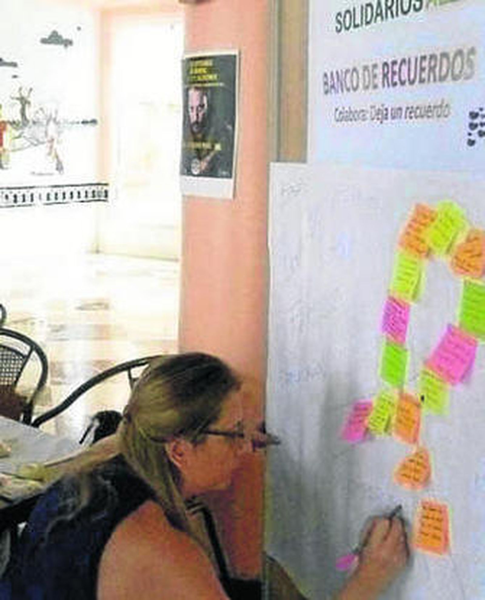 Una vecina dejando un mensaje.