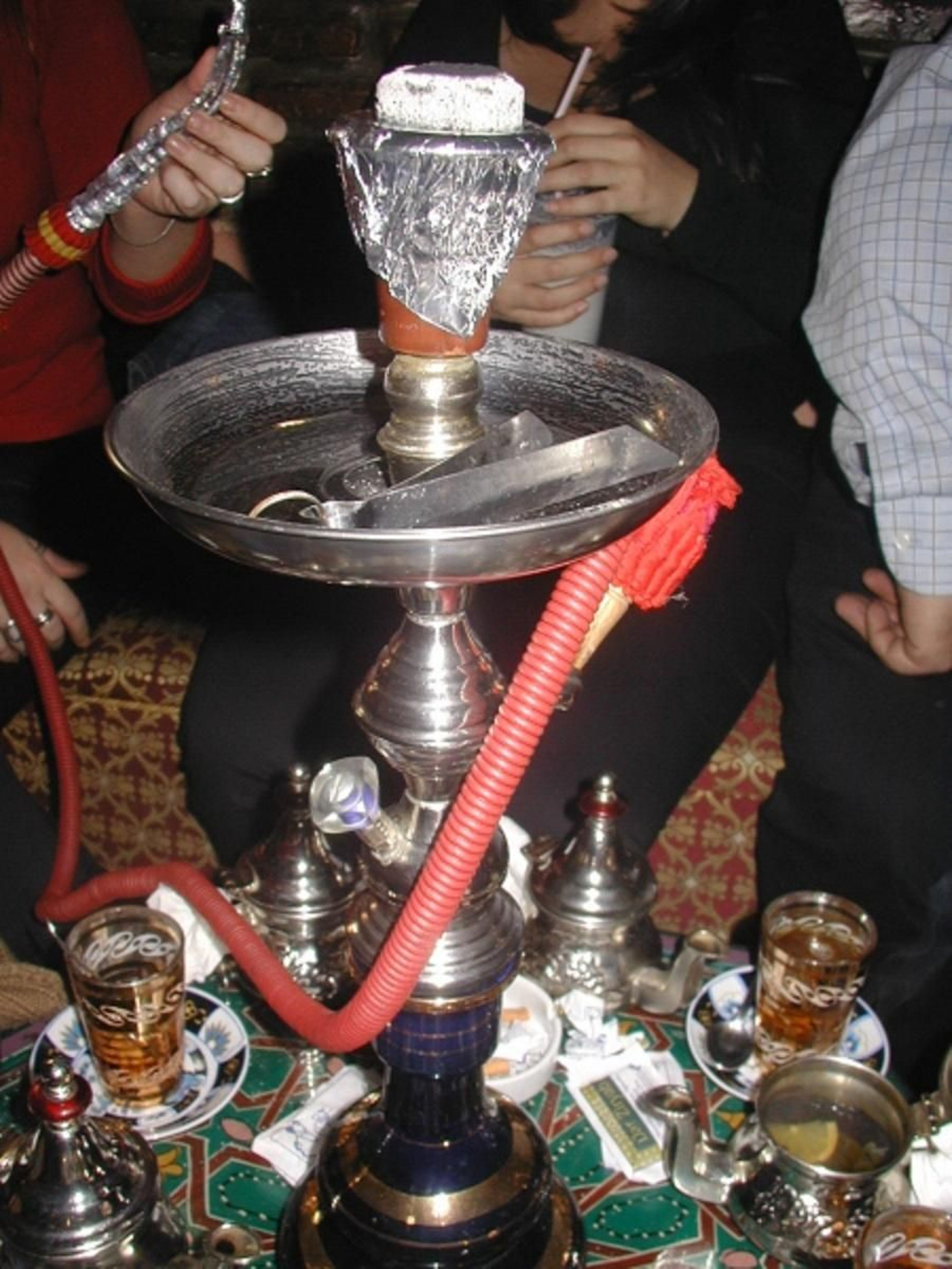 Una pipa de agua o cachimba.