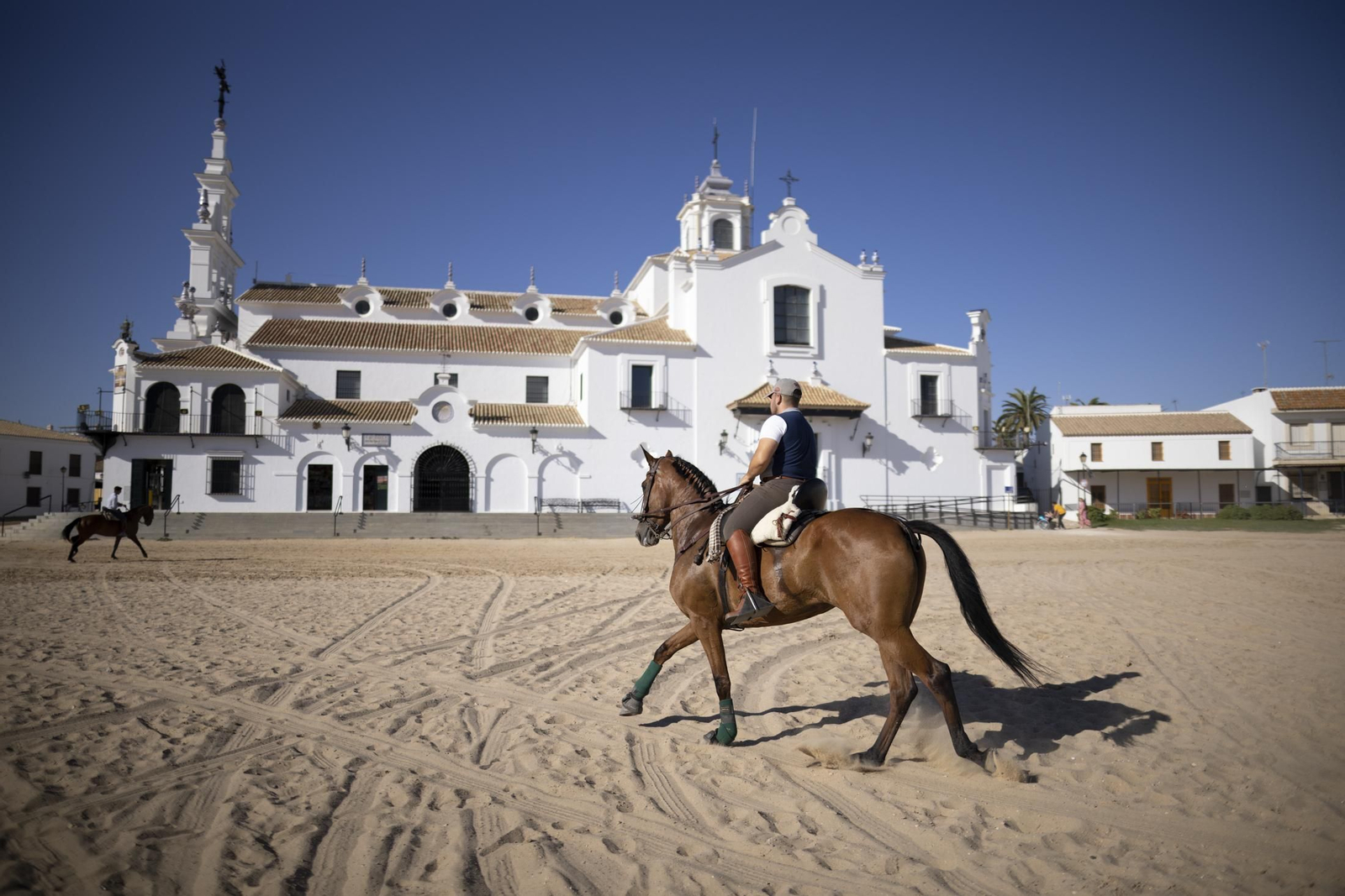 Ambiente del jueves 18 de agosto en la aldea de El Rocío durante el Rocío Chico