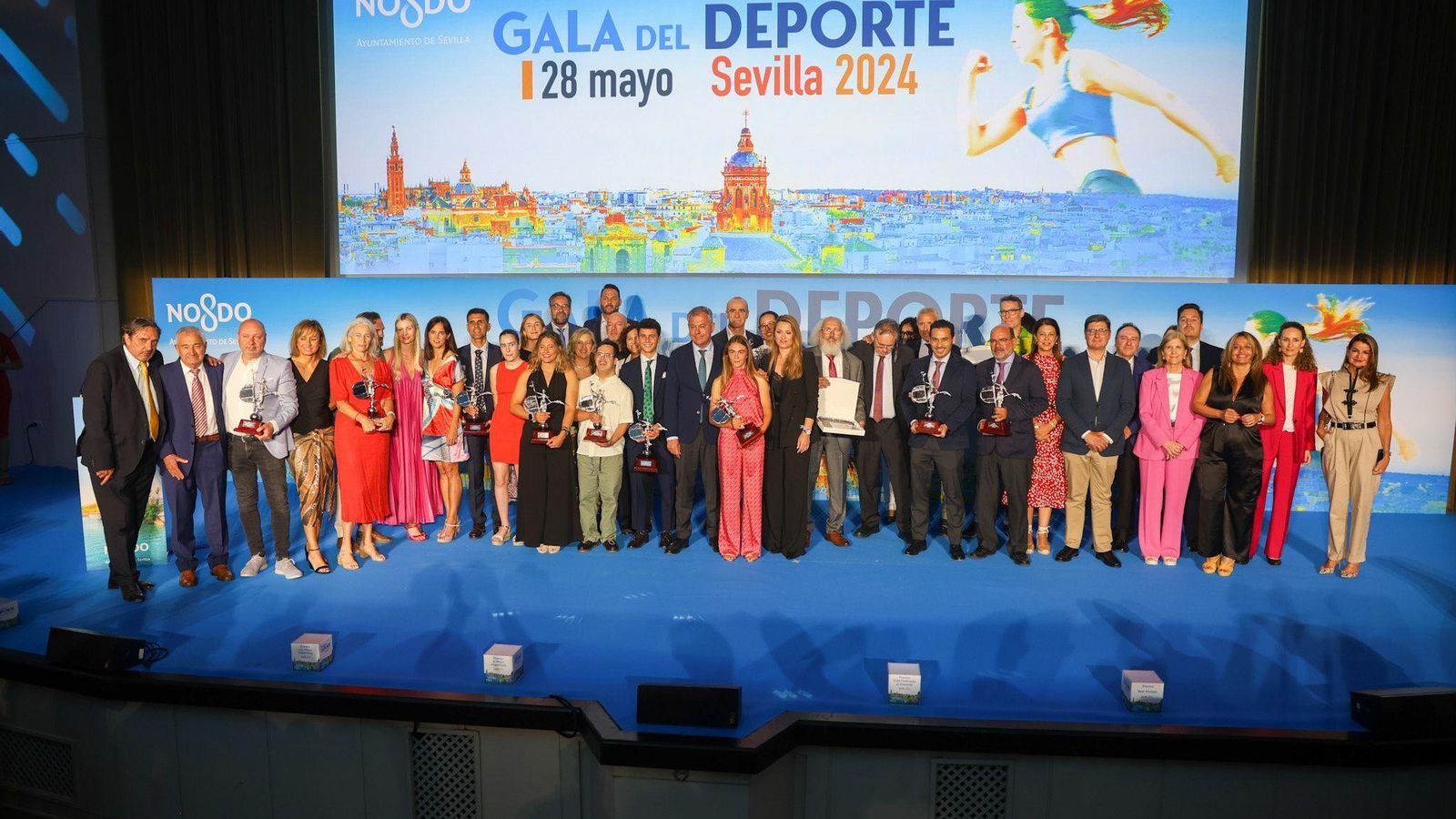 Foto de familia de los premiados en la XXXVIII Gala del Deporte de Sevilla.