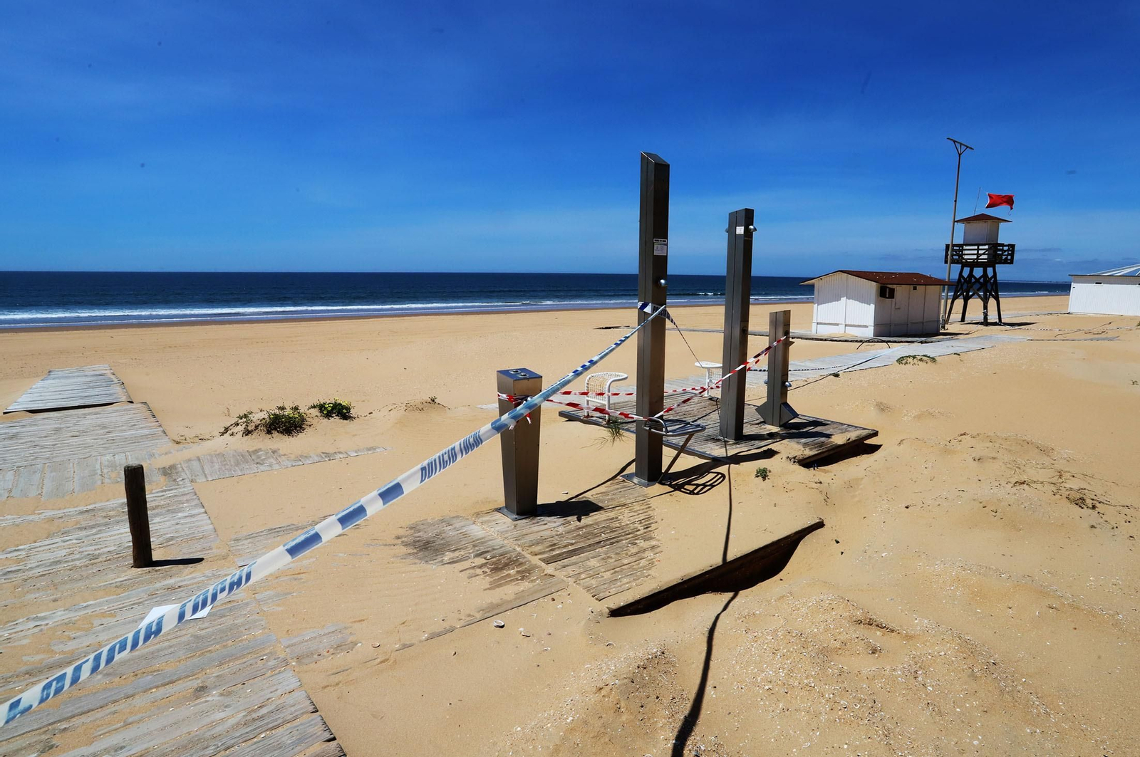 Duchas de playa inutilizadas el año pasado tras el confinamiento por la pandemia.