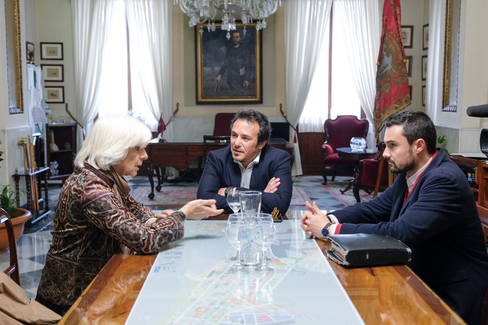 El alcalde,  junto a la presidente de la APBC y el delegado de Urbanismo