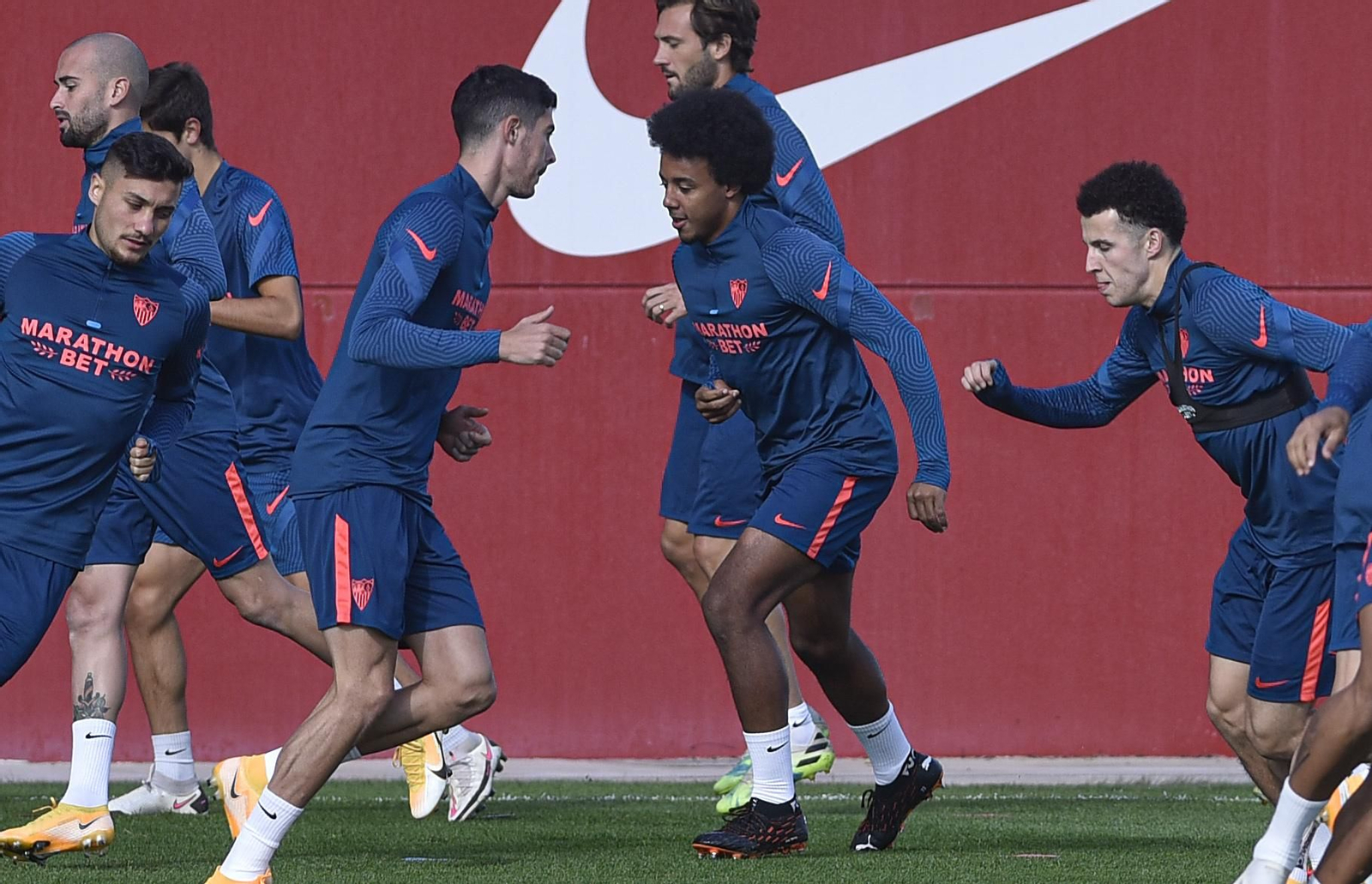 Koundé, en el centro de un grupo de jugadores en su vuelta a los entrenamientos