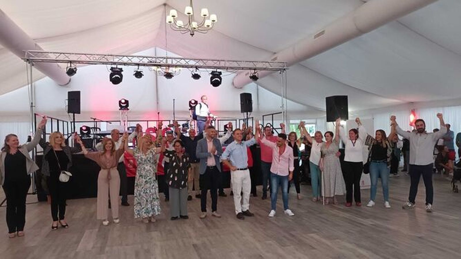 El PSOE, durante el cierre de campaña en la carpa del hotel Duques de Medinaceli.