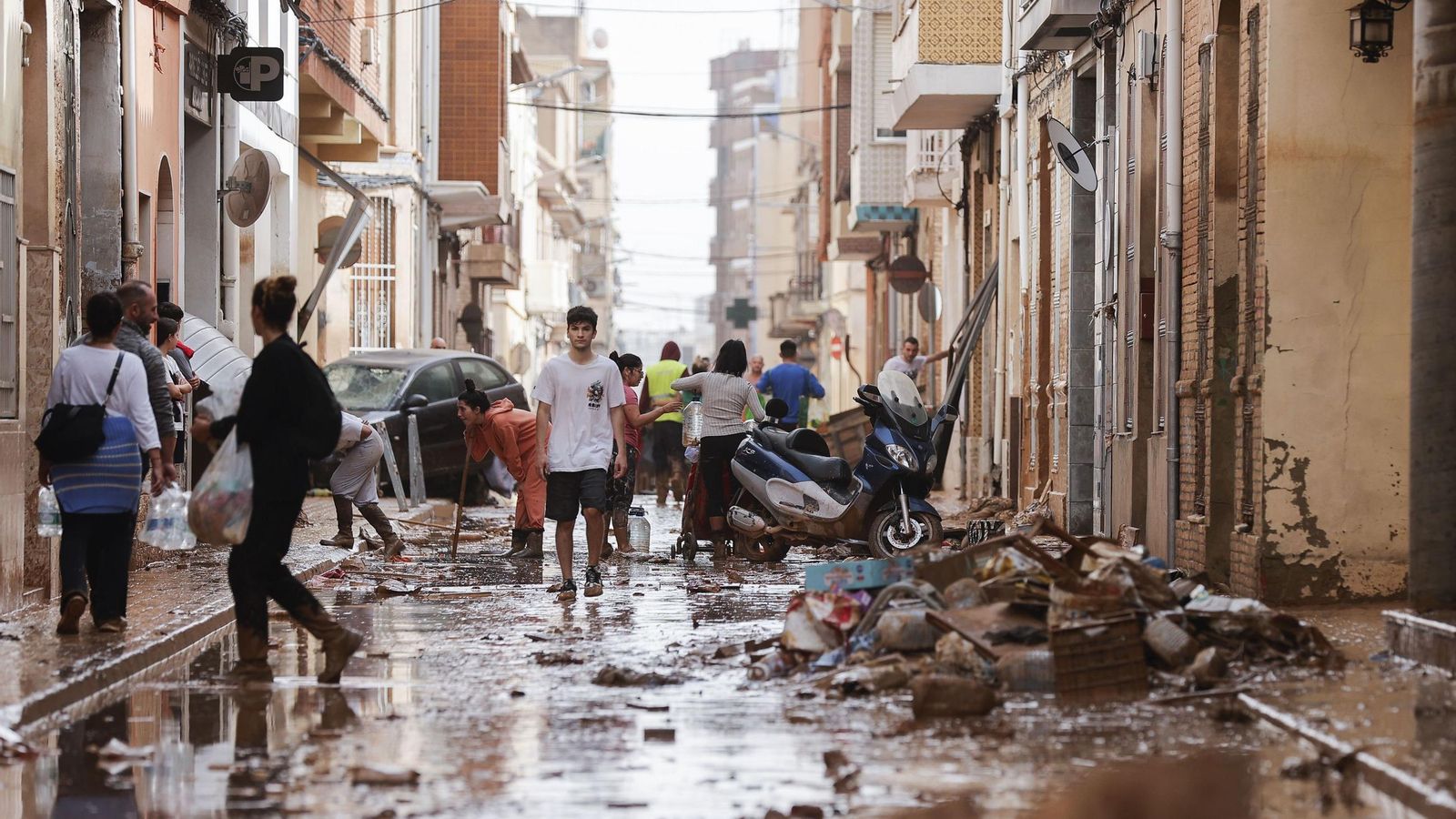 Así han quedado las calles de Valencia: desolación, barro y coches amontonados
