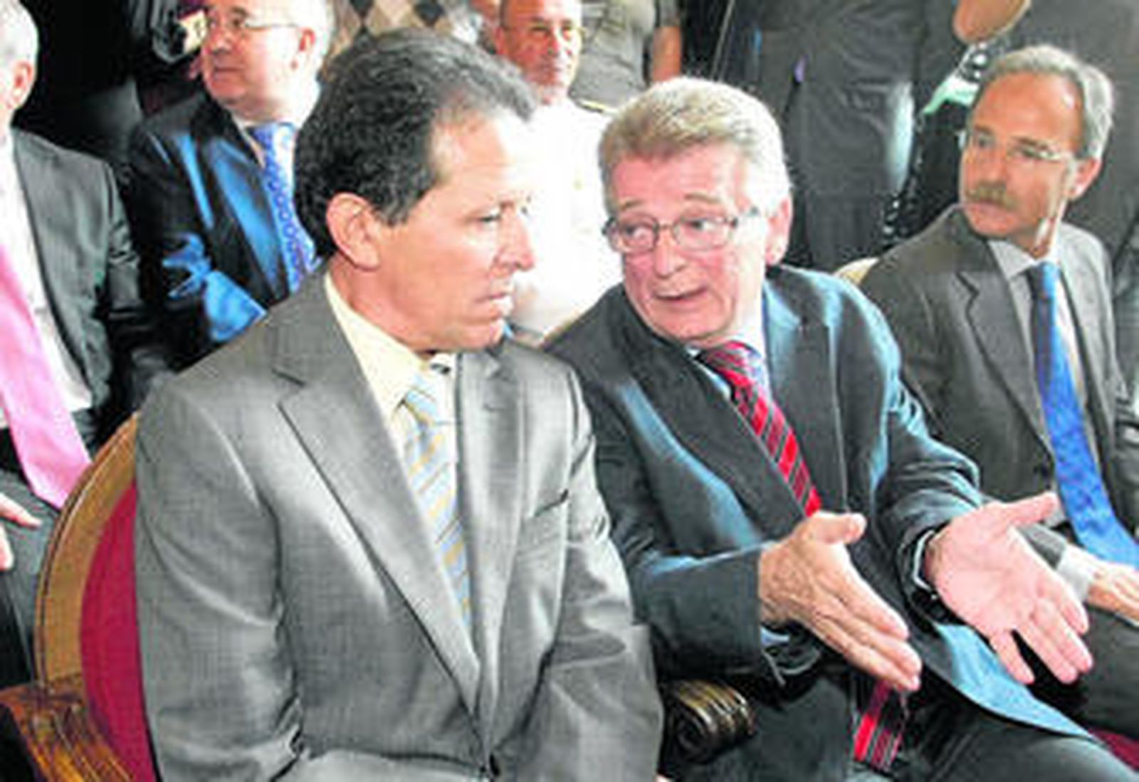 José Luis Blanco (izq.) y Francisco González Cabaña conversan el pasado viernes antes del pleno de investidura del nuevo alcalde de Algeciras.